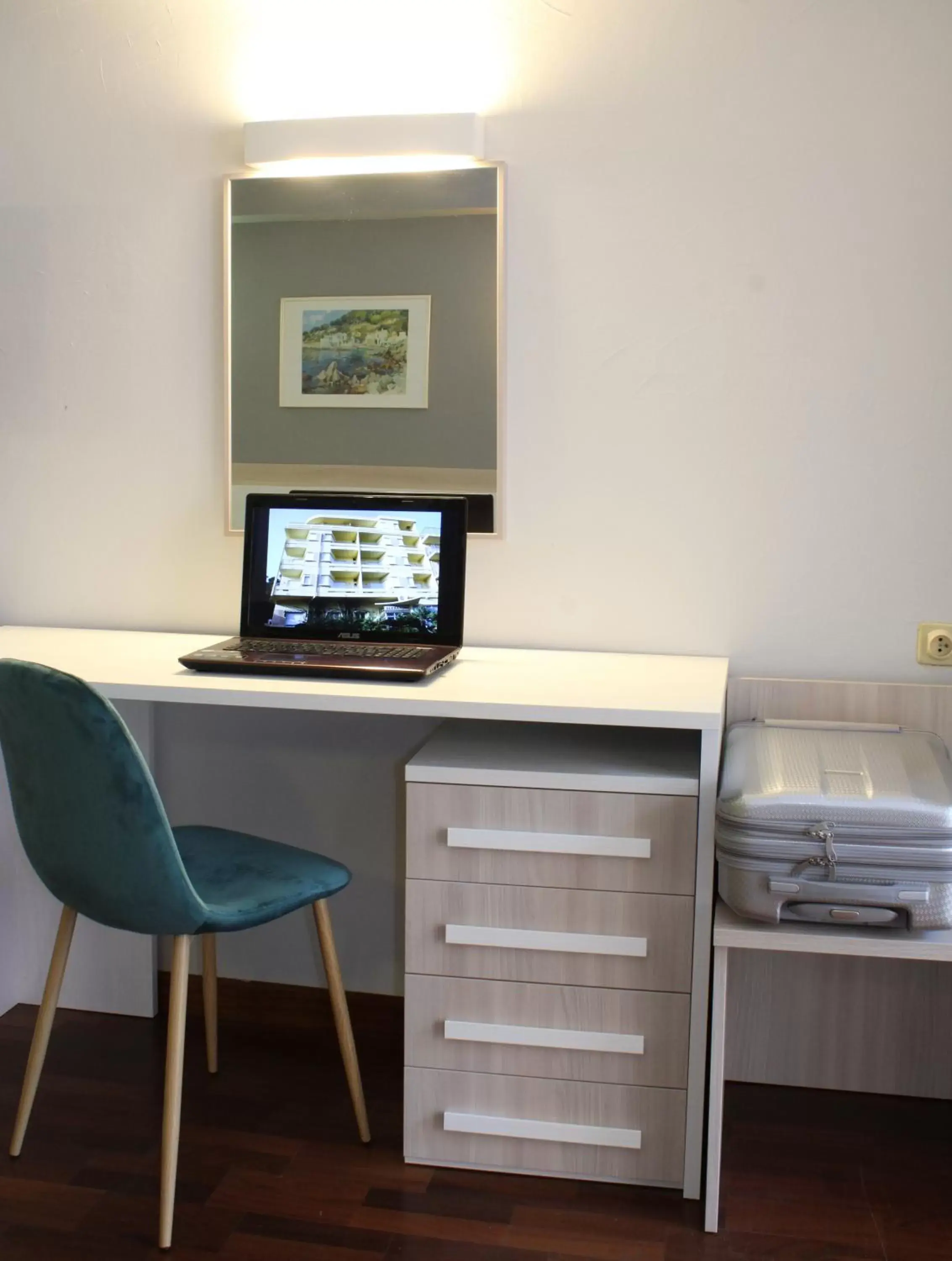 Bedroom, TV/Entertainment Center in Hôtel Alexandra