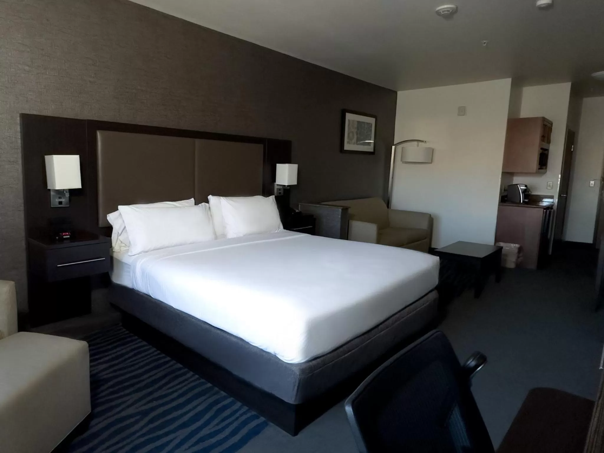 Photo of the whole room, Bed in Holiday Inn Express Hotel & Suites Barstow by IHG