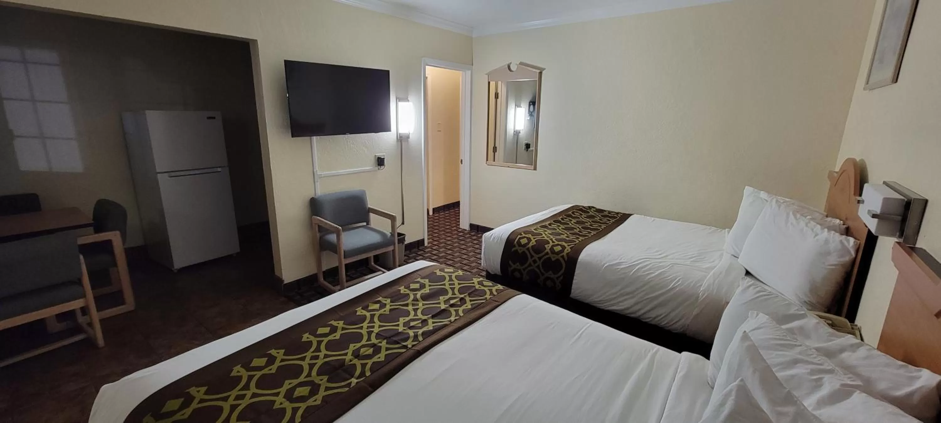 Kitchen or kitchenette, Bed in Riverside Inn & Suites Santa Cruz