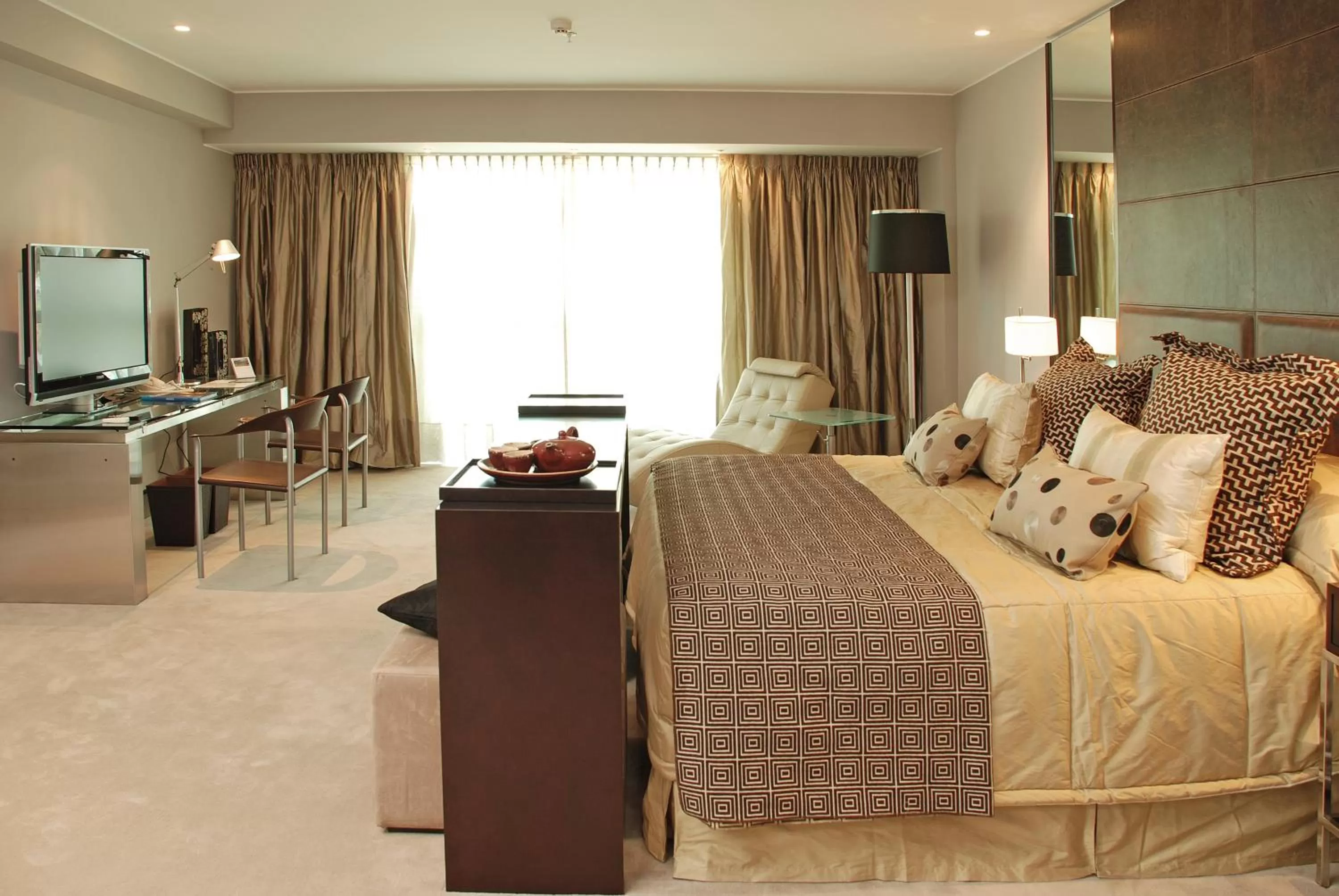 Photo of the whole room, Bed in Orfeo Suites Cordoba