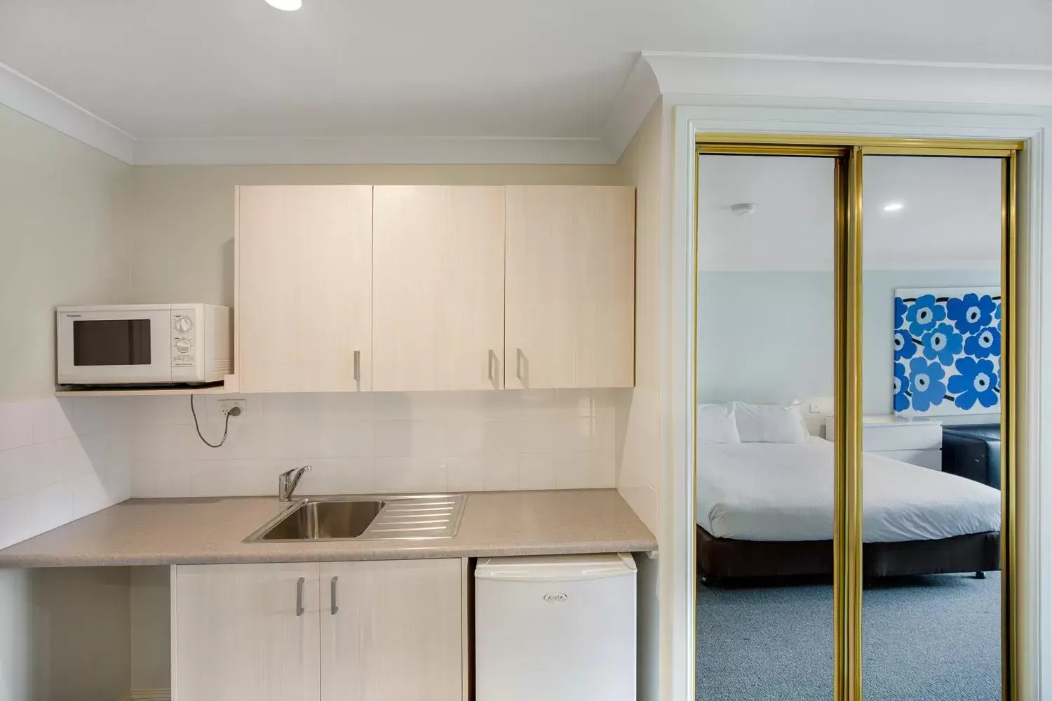 Coffee/tea facilities, Kitchen/Kitchenette in The Horatio Motel Mudgee