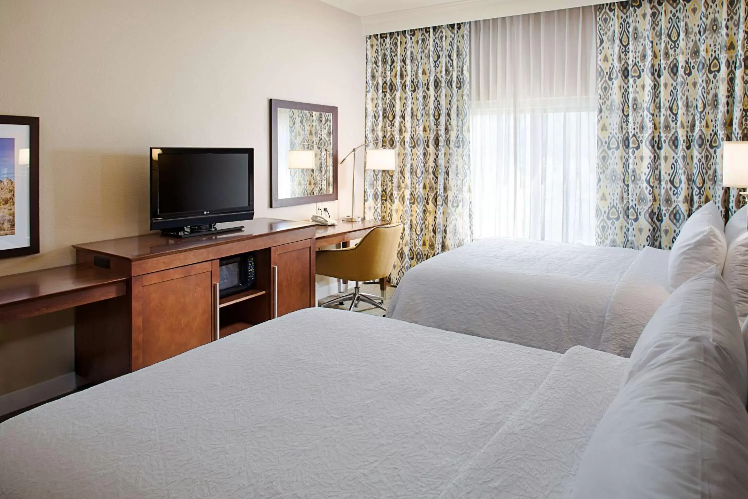 Bed in Hampton Inn & Suites Palmdale
