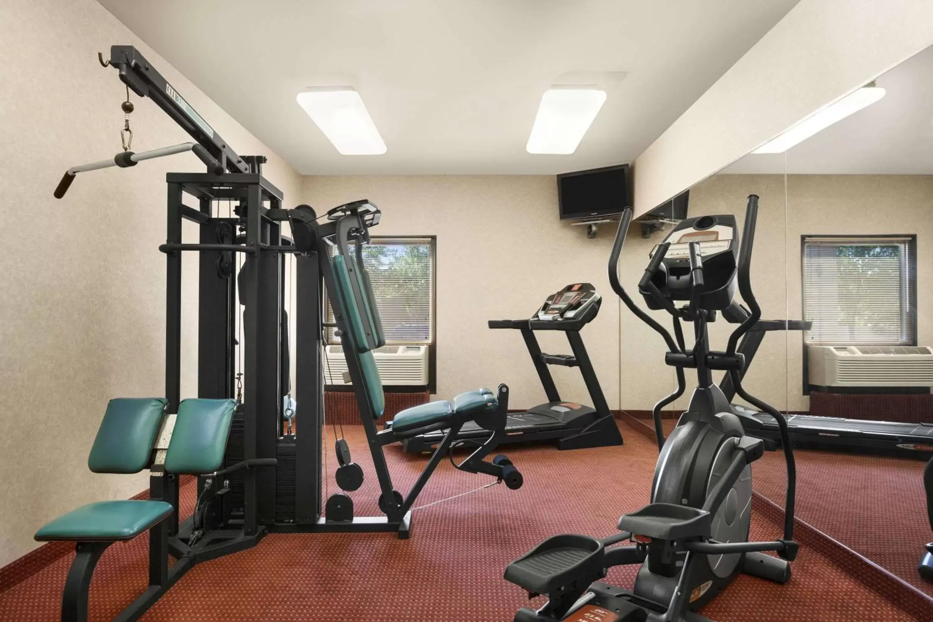 Fitness centre/facilities, Fitness Center/Facilities in Days Inn & Suites by Wyndham Cedar Rapids