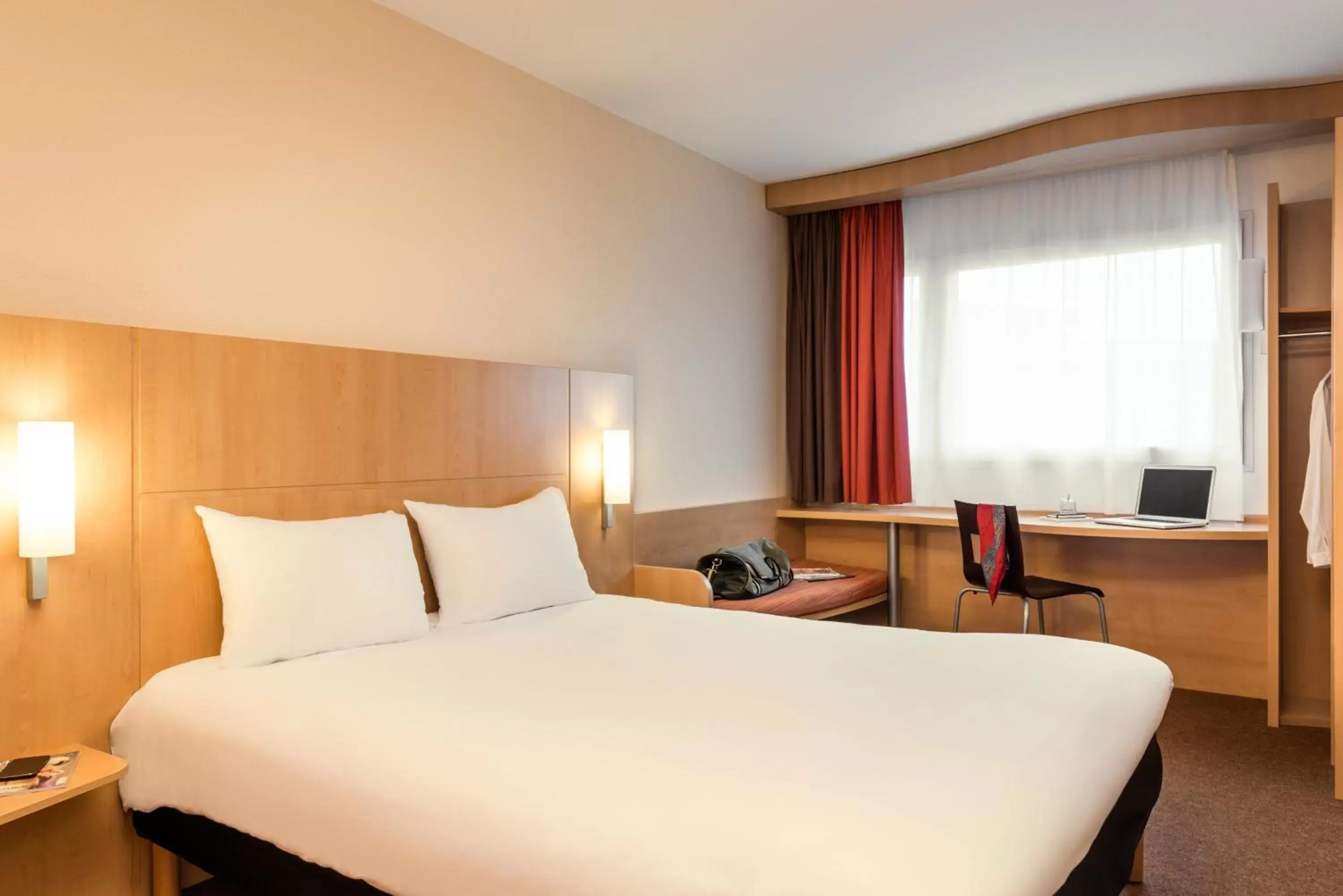 Photo of the whole room, Bed in IBIS Caen Centre