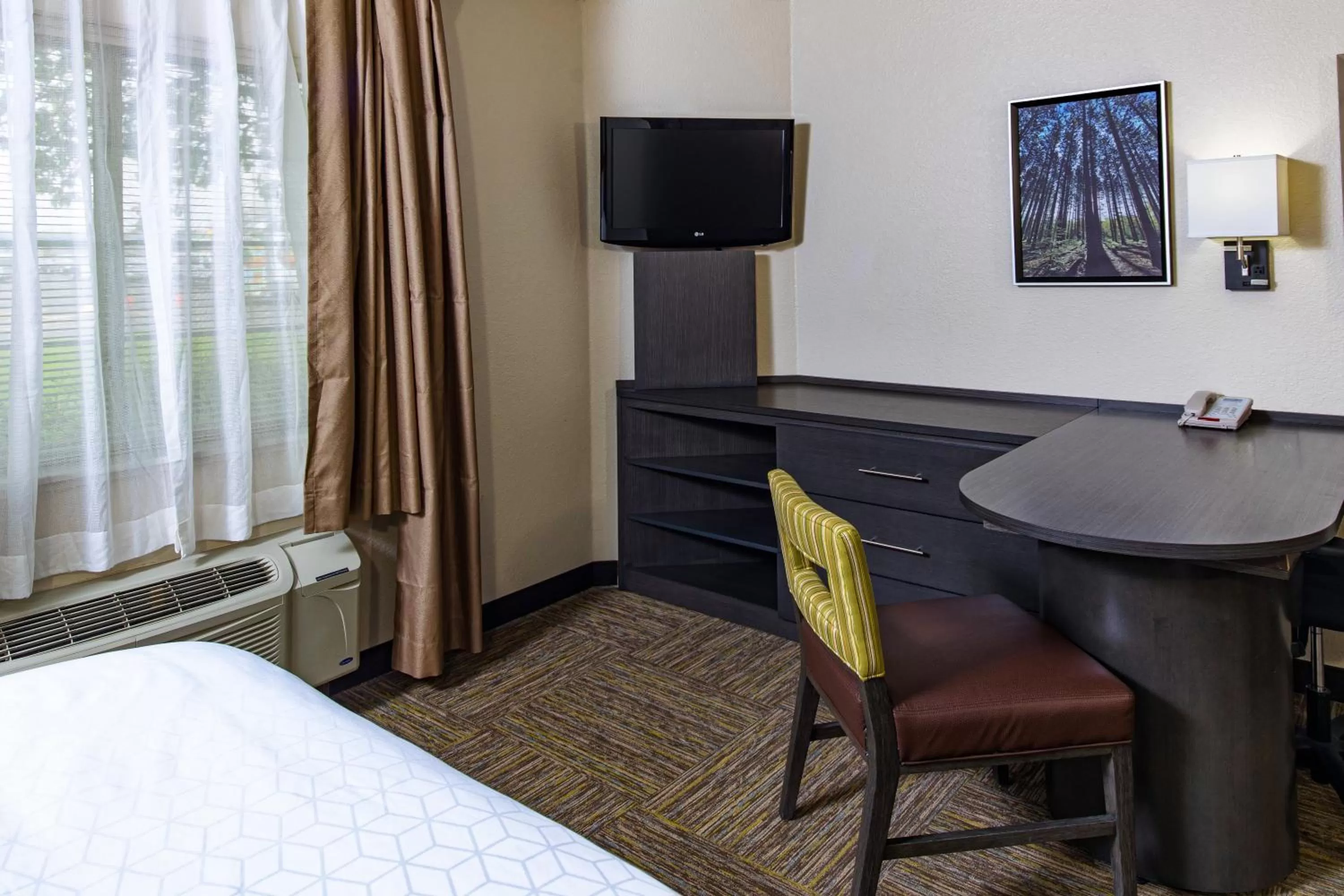TV and multimedia, Bed in Candlewood Suites Appleton by IHG