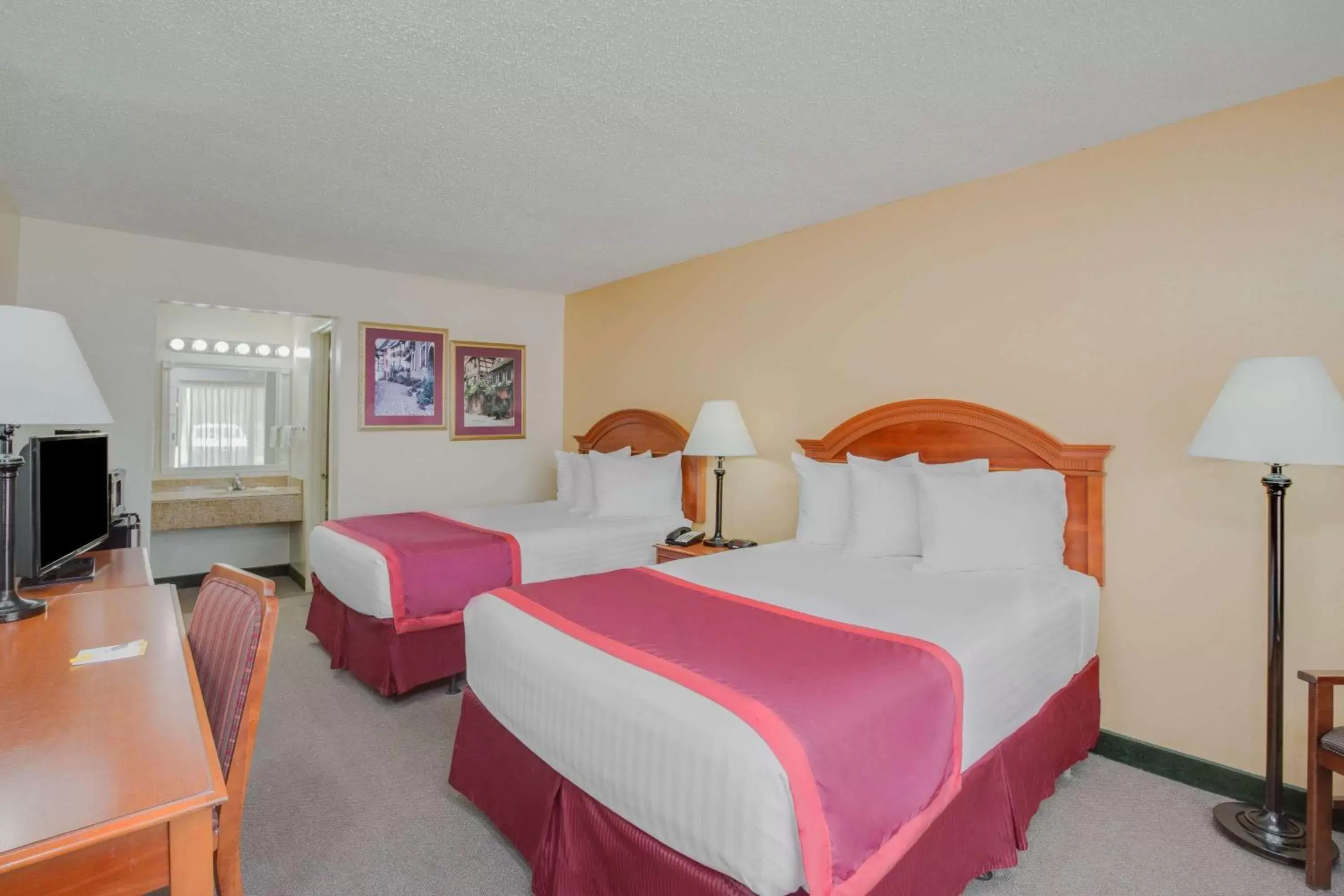 Photo of the whole room, Bed in Days Inn by Wyndham Asheville West