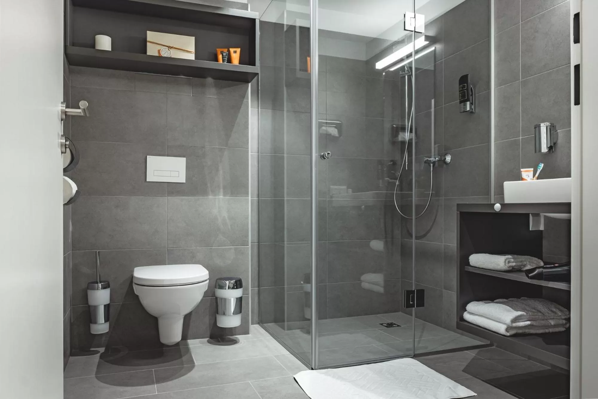 Shower in Oliver Apartments | contactless check-in