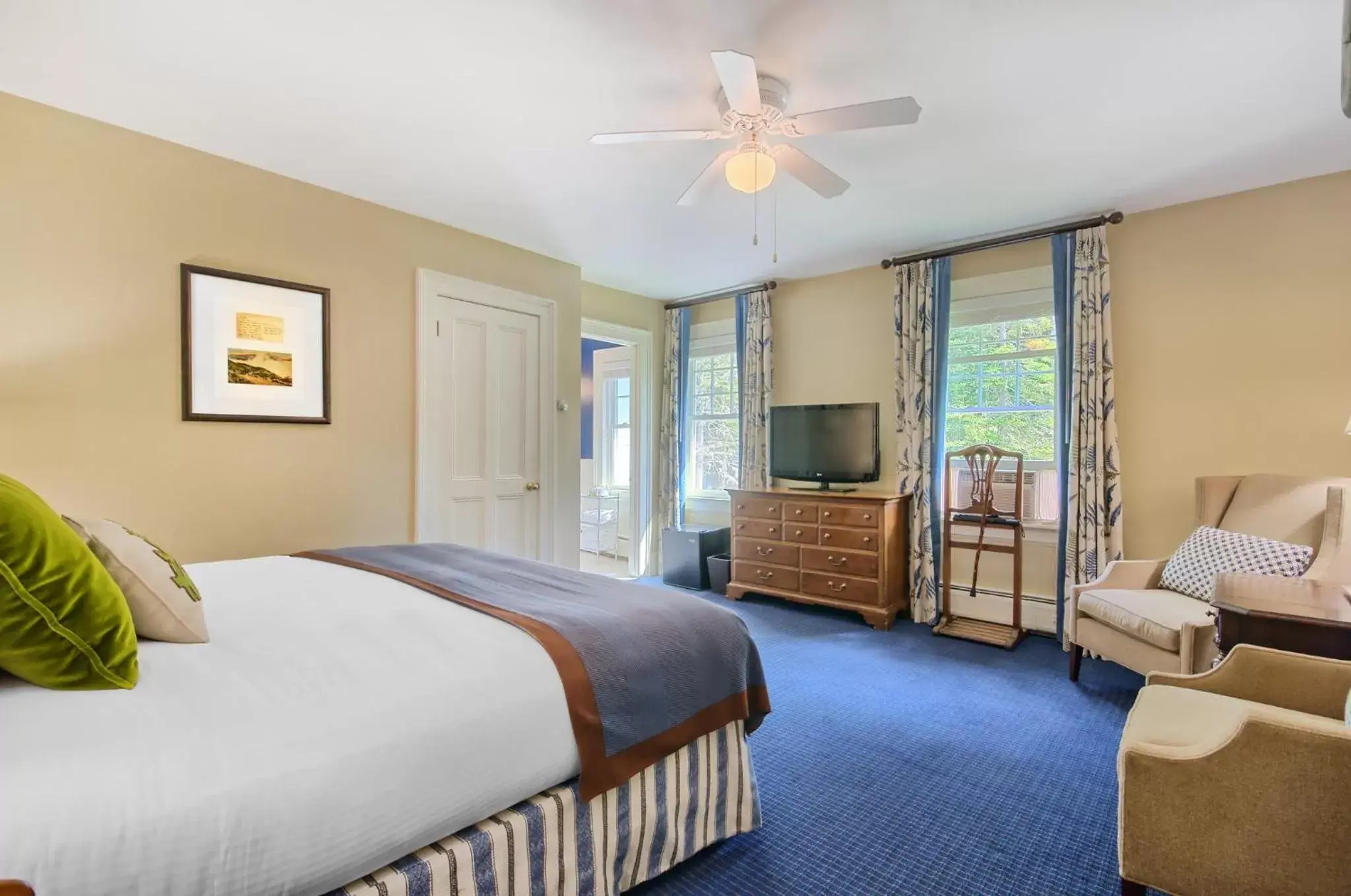 Bedroom in Omni Bretton Arms Inn at Mount Washington Resort