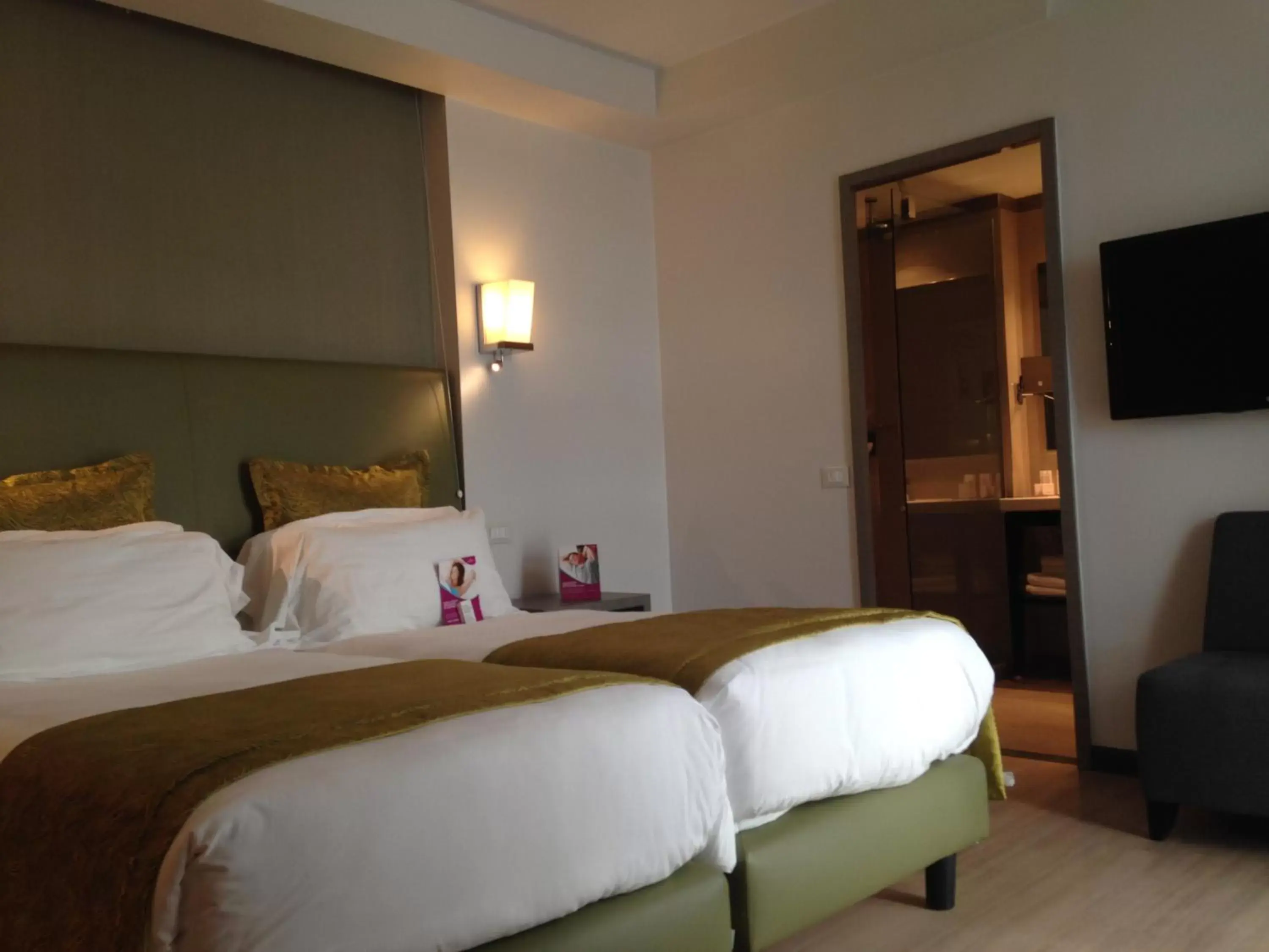 Facility for disabled guests, Bed in Crowne Plaza Verona Fiera, an IHG Hotel
