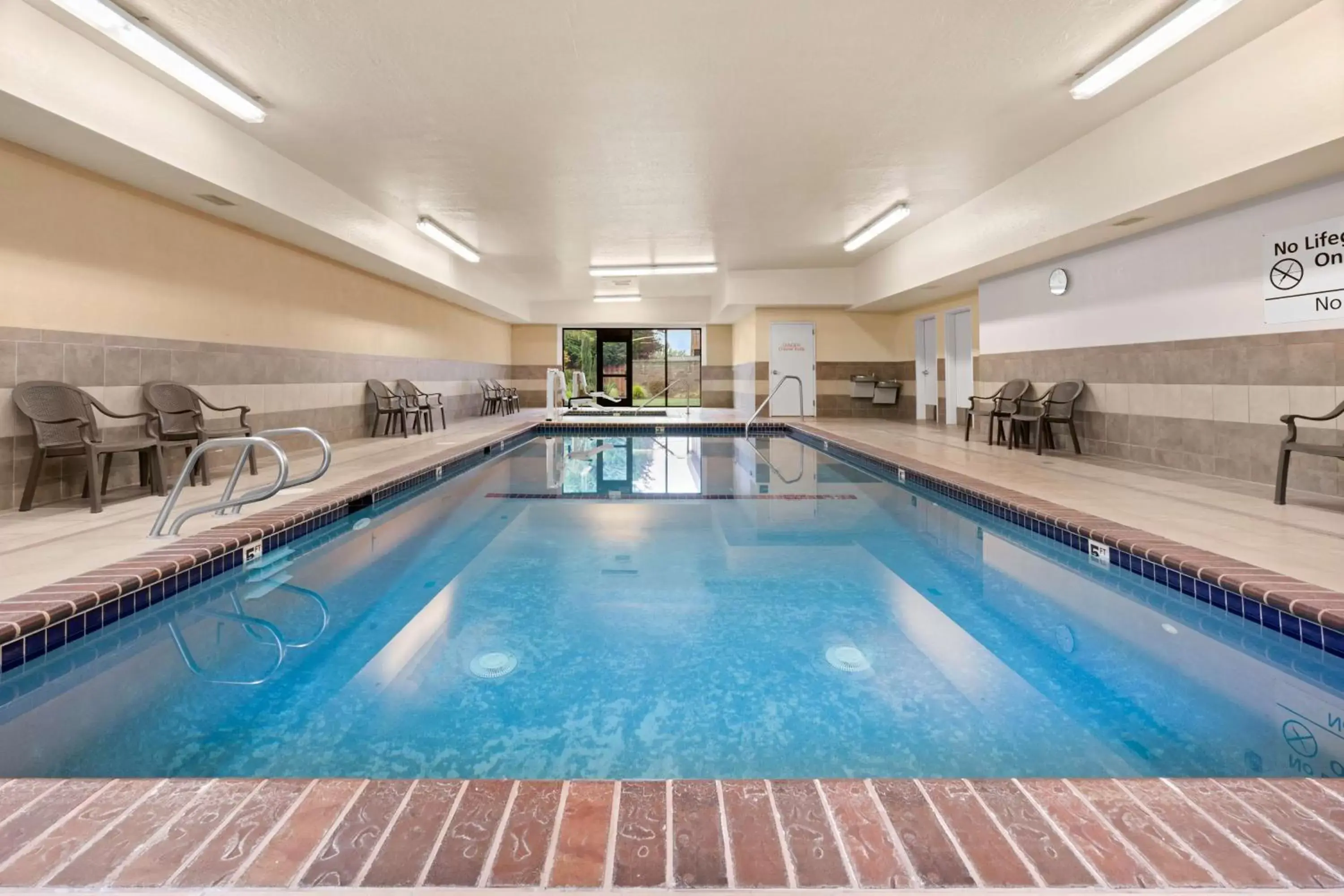 Pool view, Swimming Pool in Hampton Inn & Suites Burlington