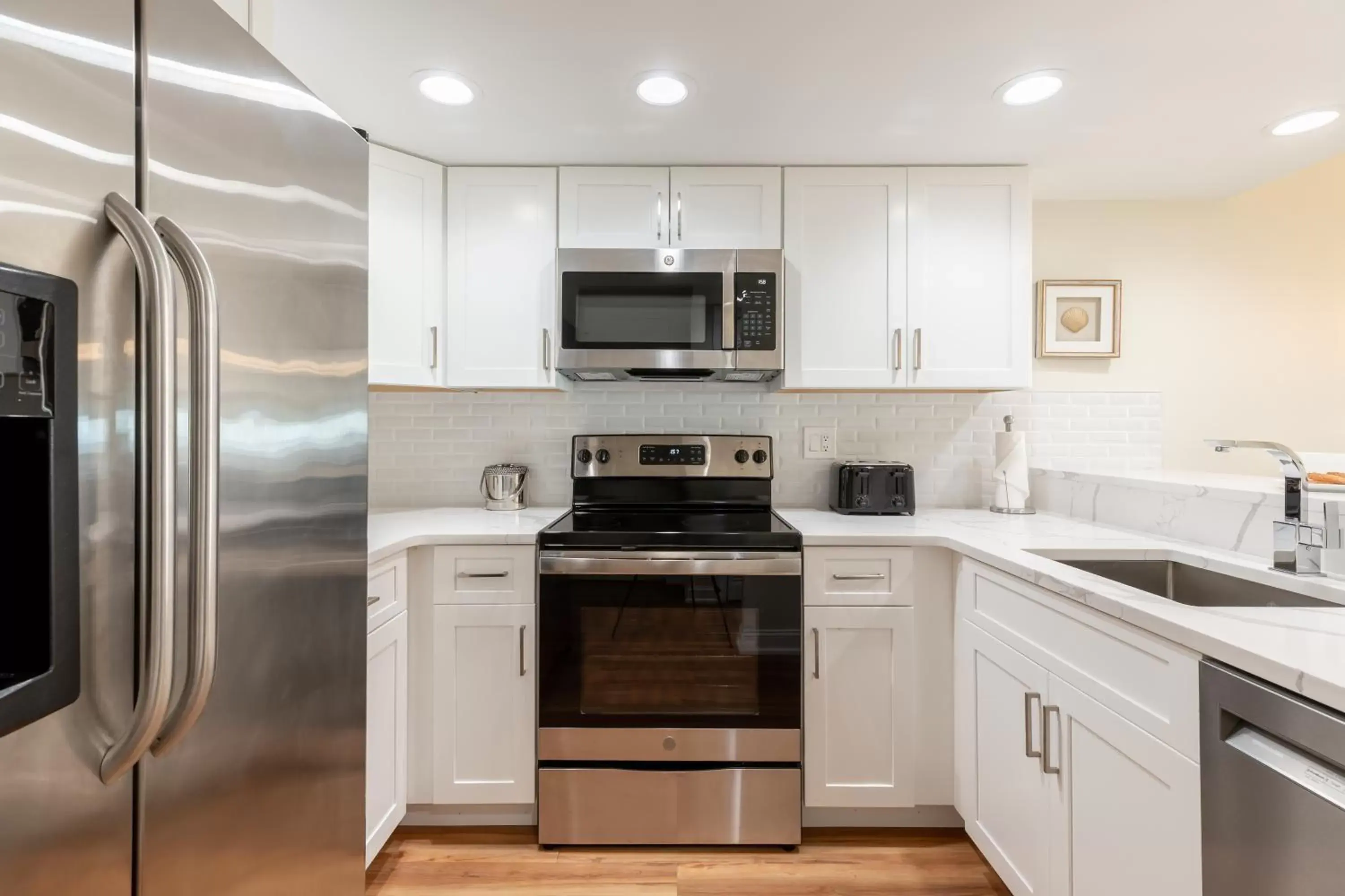 Kitchen or kitchenette, Kitchen/Kitchenette in La Mer Beachfront Resort