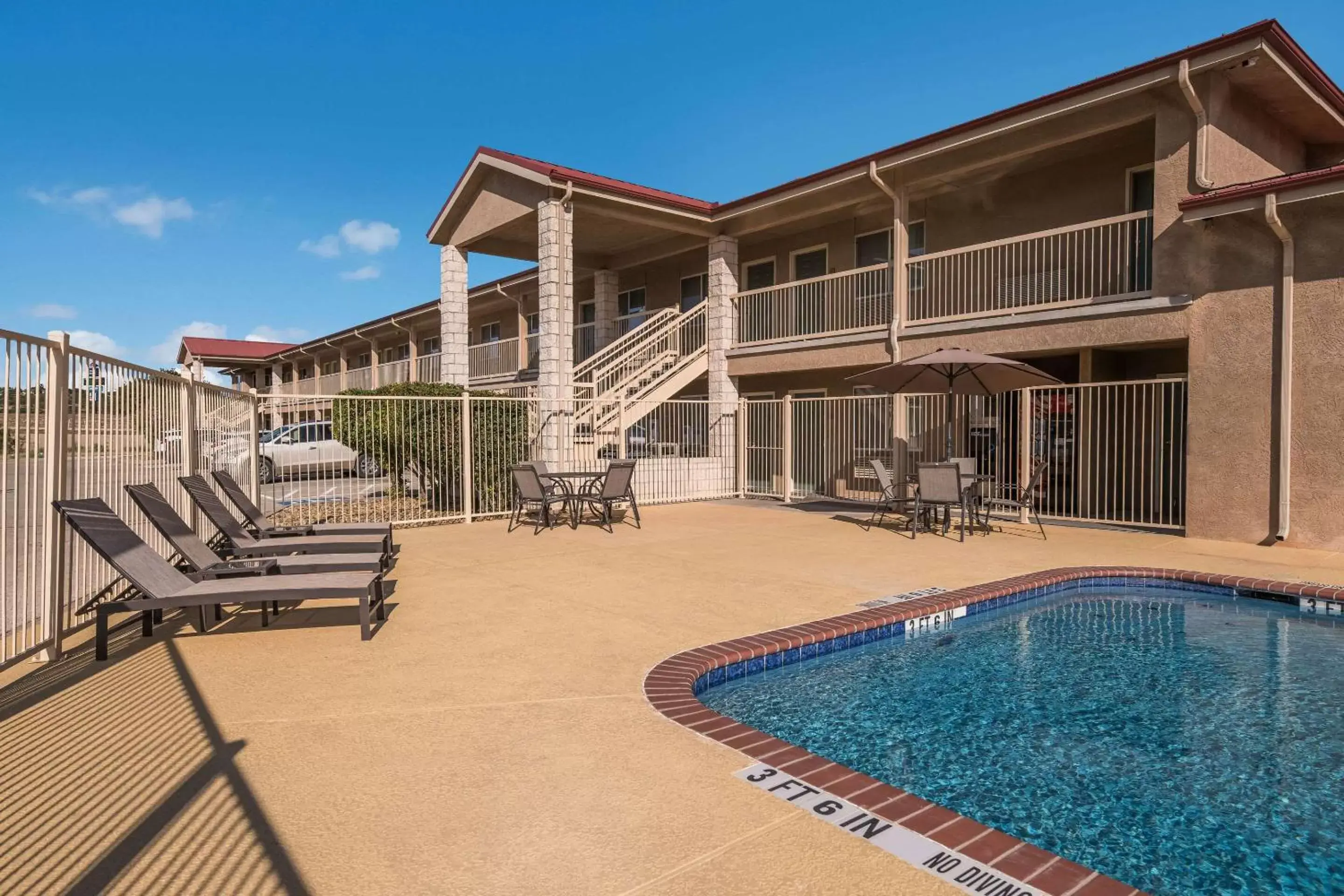 Swimming pool in Quality Inn Swimming pool in Quality Inn