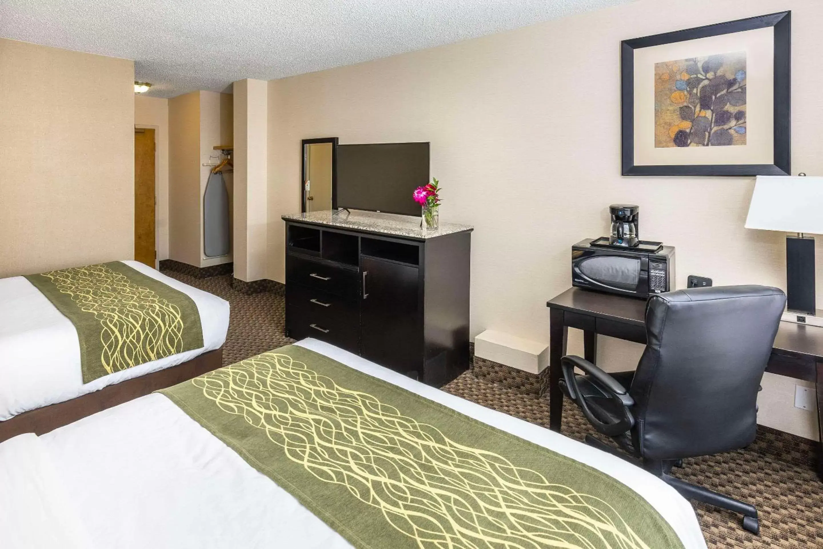 Bedroom, Bed in Comfort Inn & Suites Downtown Edmonton