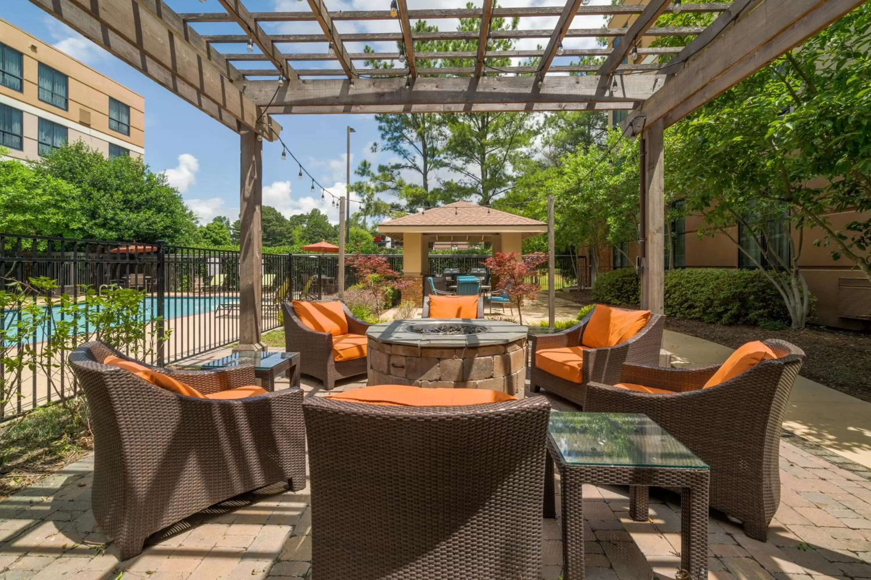 Patio, Restaurant/Places to Eat in Staybridge Suites Memphis-Poplar Ave East, an IHG Hotel
