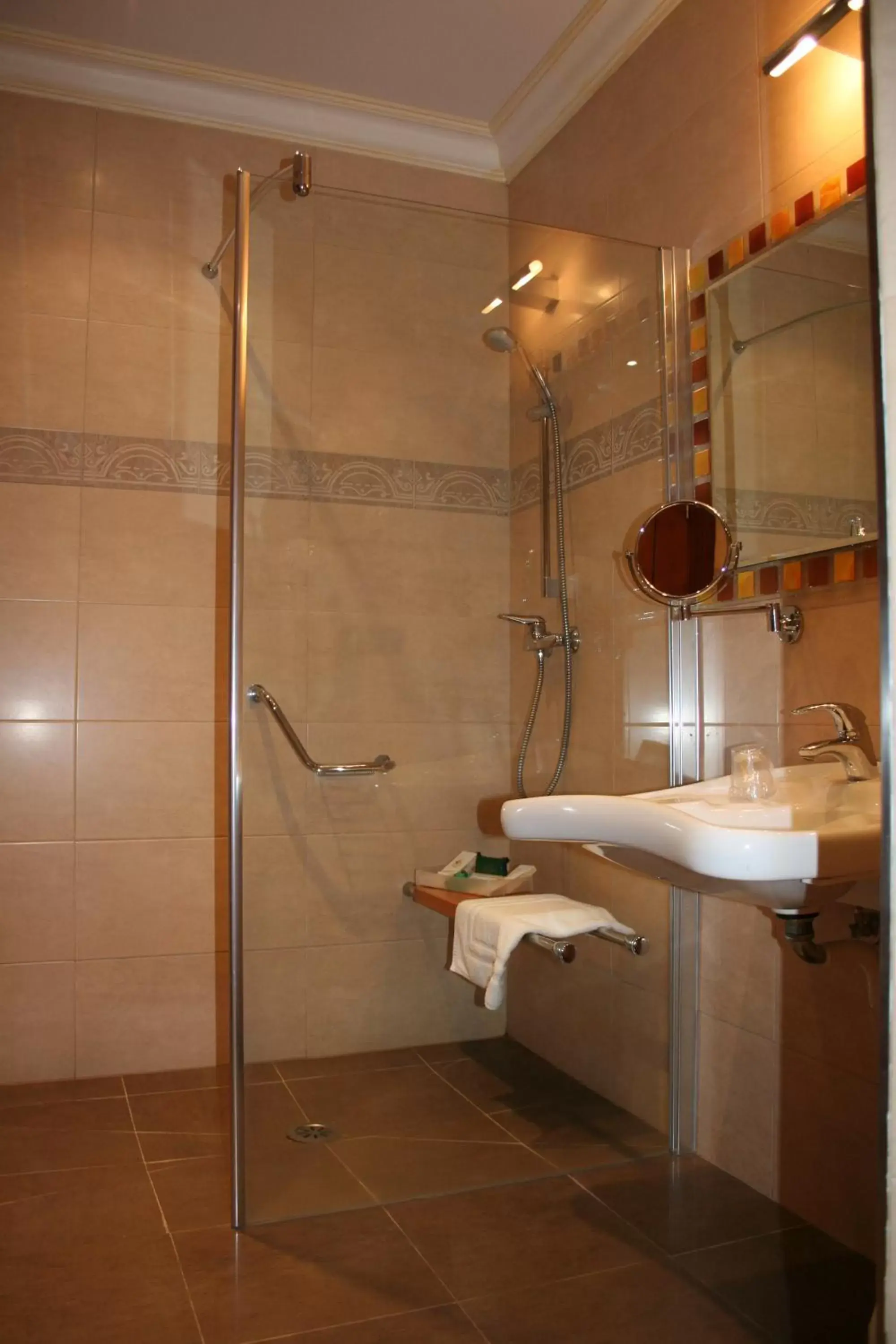 Shower, Bathroom in Hotel Palacio de la Magdalena