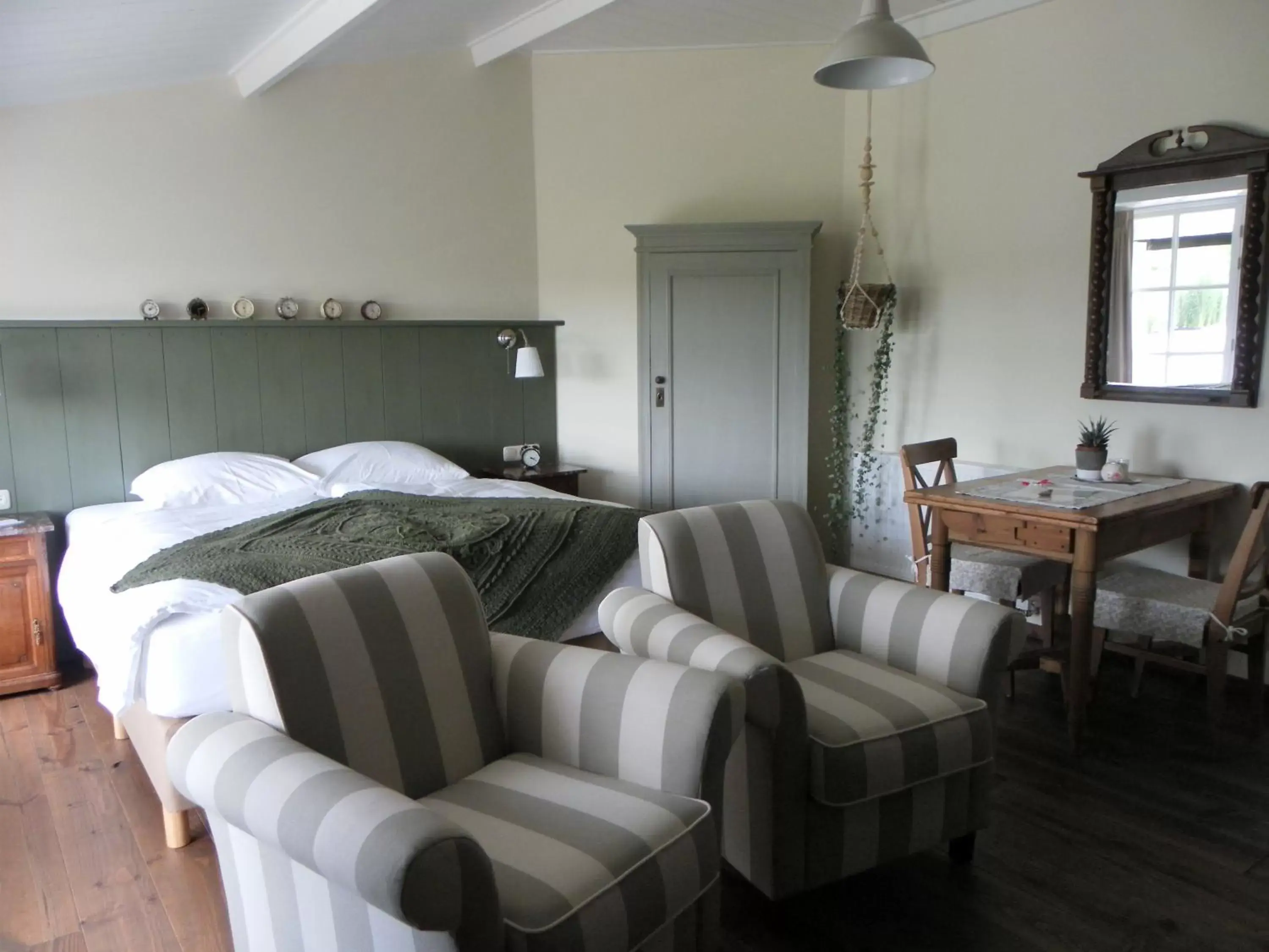 Photo of the whole room, Bed in De Turfstaeker