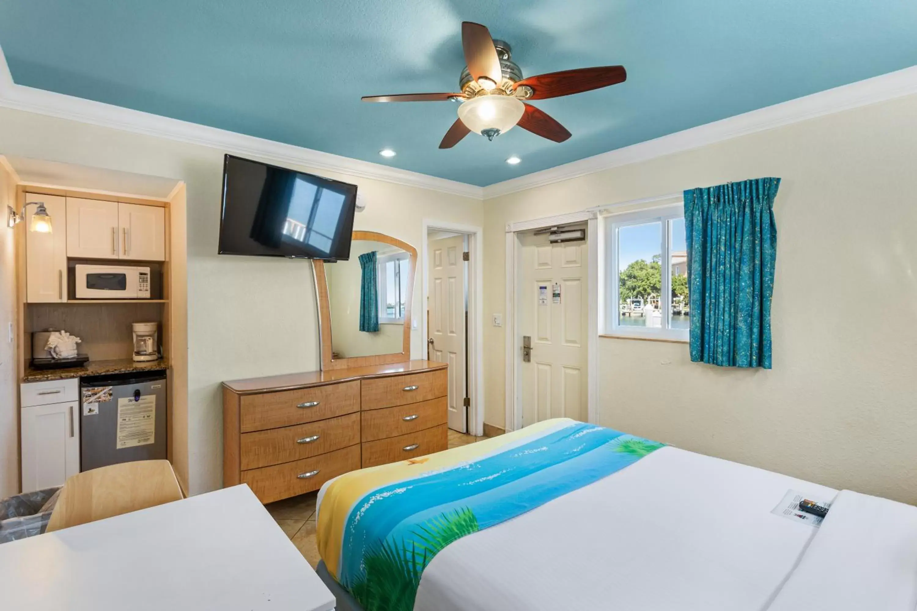 Standard Room: 1 Queen Bed and 1 Sleeper Sofa in Bay Palms Waterfront Resort - Hotel and Marina