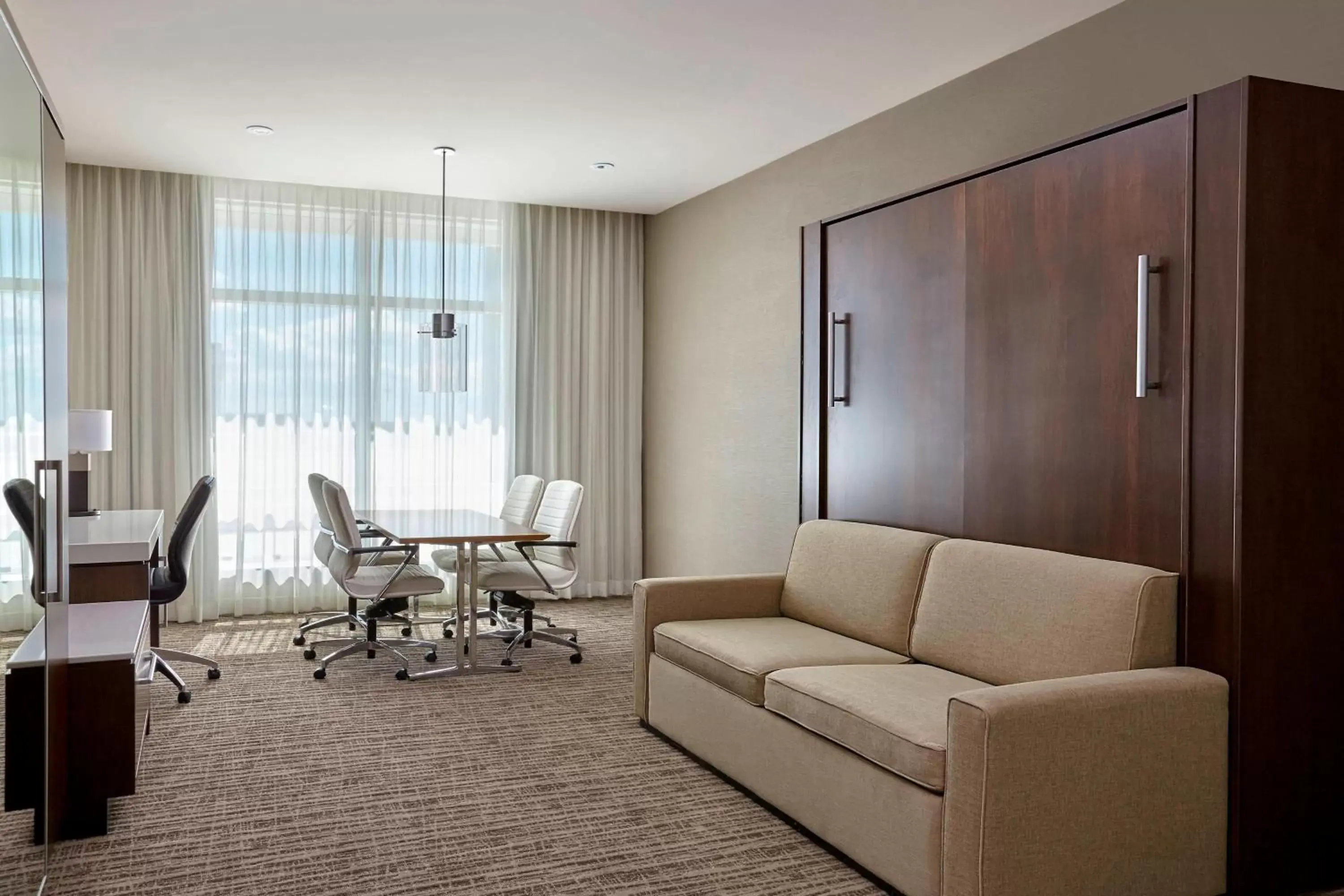 Living room, Seating Area in Calgary Airport Marriott In-Terminal Hotel