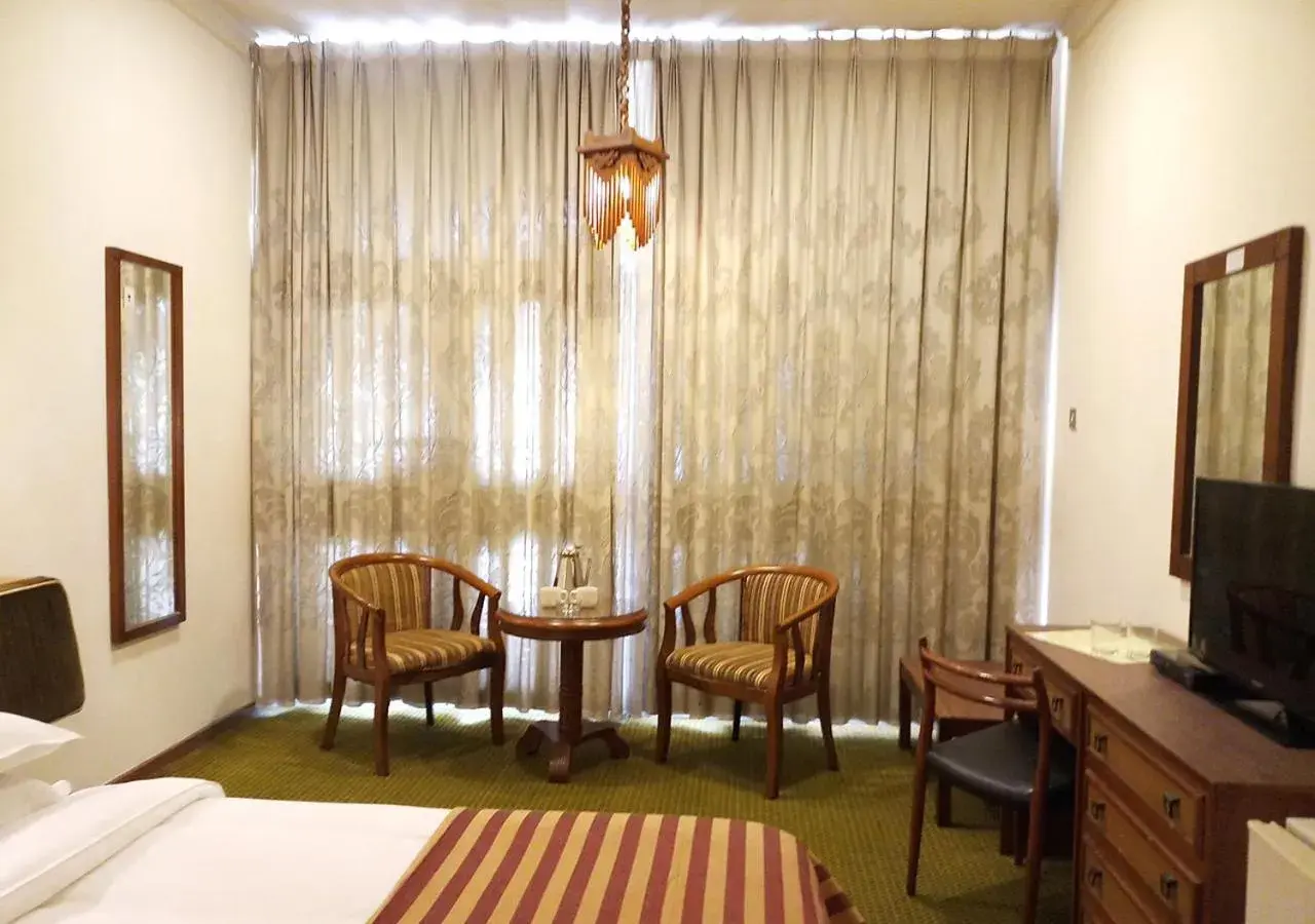 Photo of the whole room, Seating Area in Oriental Palace Hotel