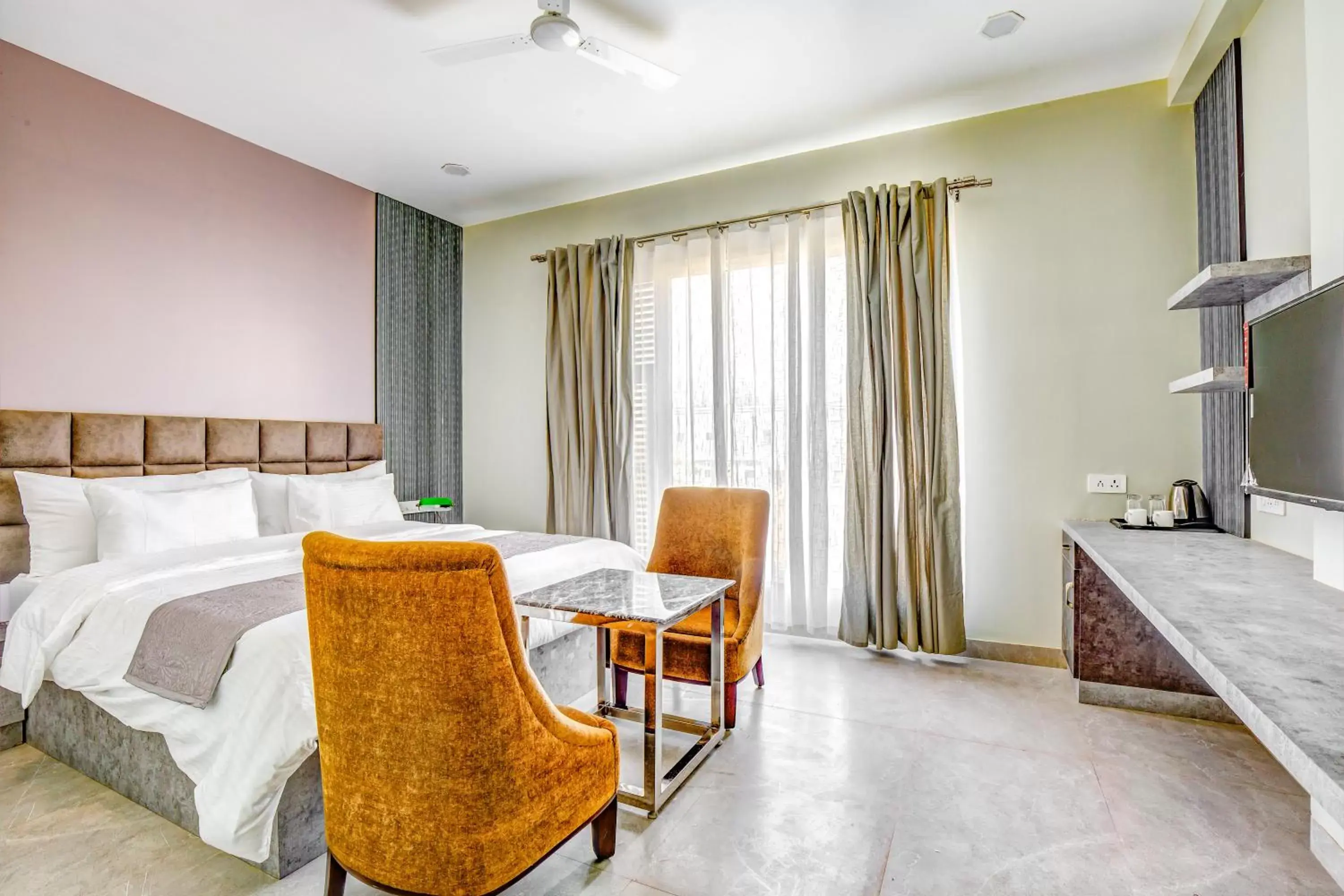 TV and multimedia, Bed in FabHotel The White Moon TV and multimedia, Bed in FabHotel The White Moon