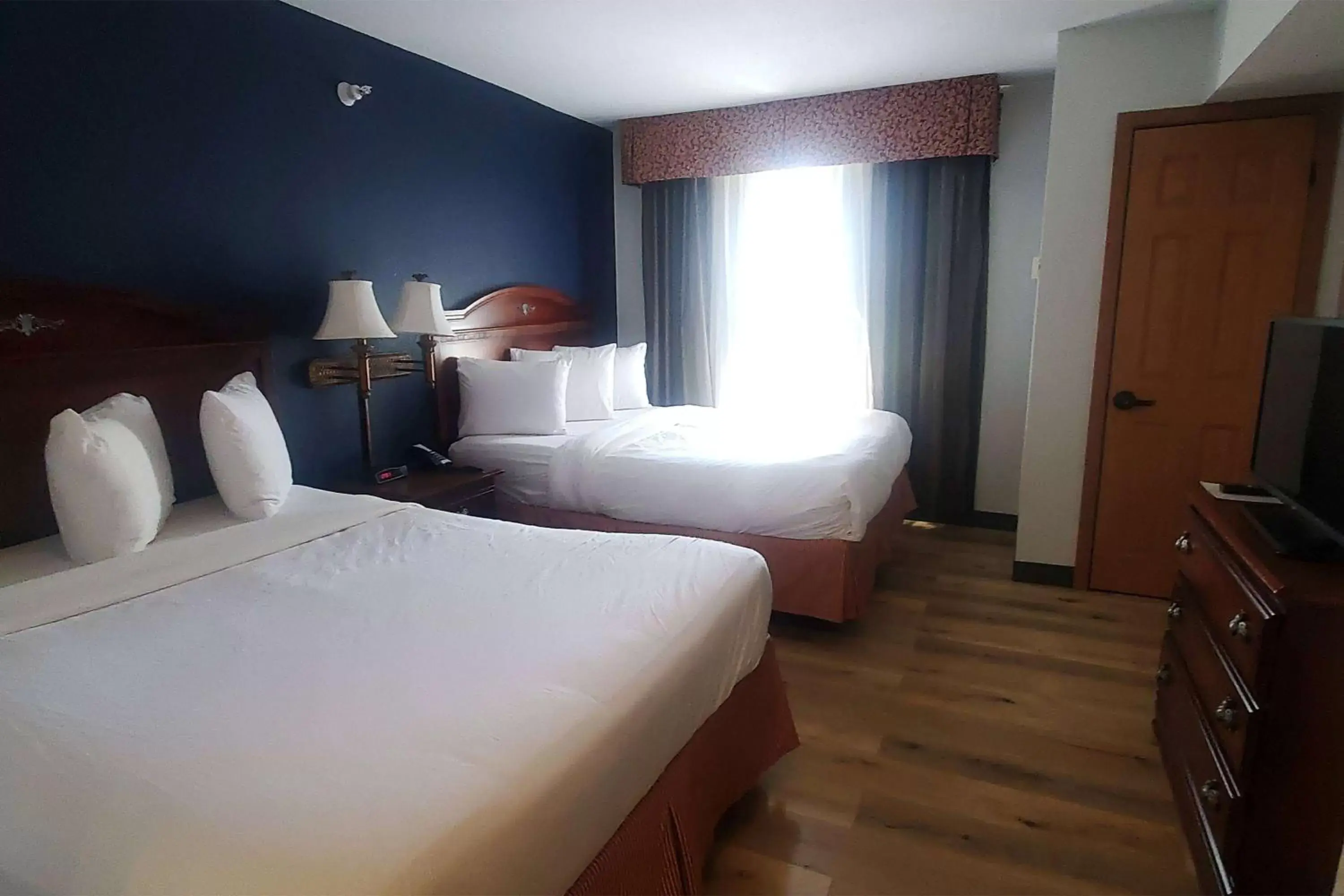 Photo of the whole room, Bed in Wingate by Wyndham Youngstown - Austintown