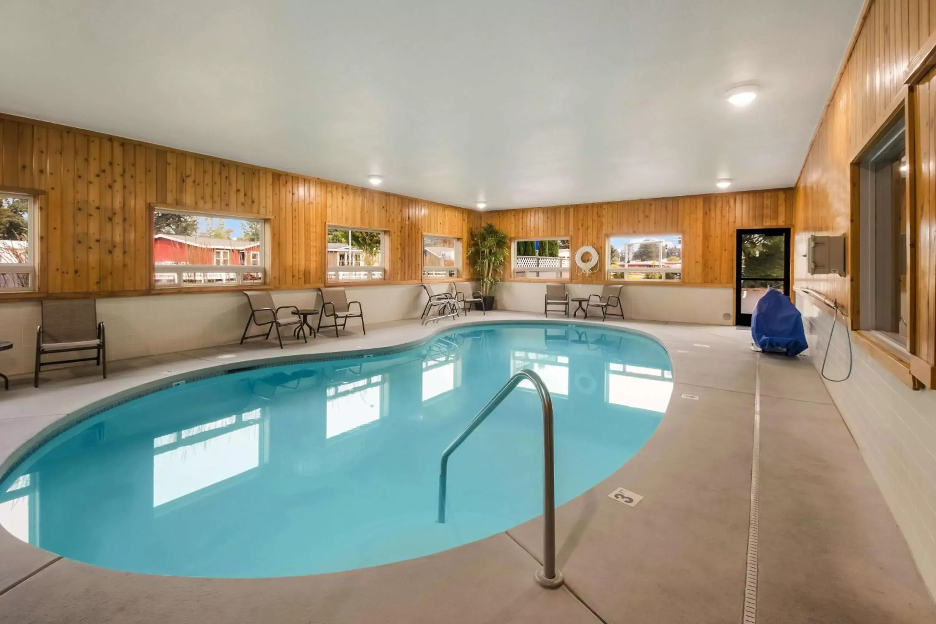 Pool view, Swimming Pool in Best Western McMinnville Inn