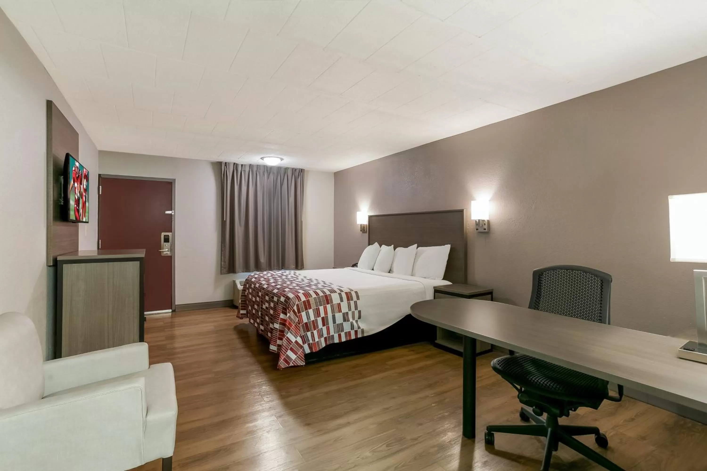 Bedroom, Bed in Red Roof Inn Baltimore