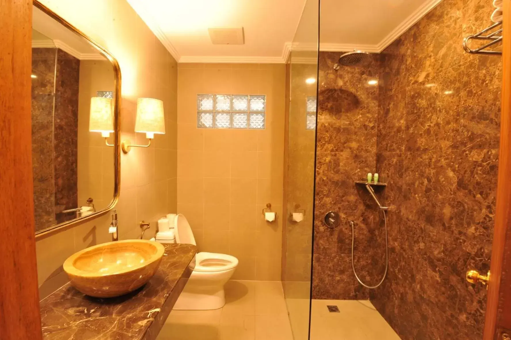 Bathroom in Puri Raja Hotel