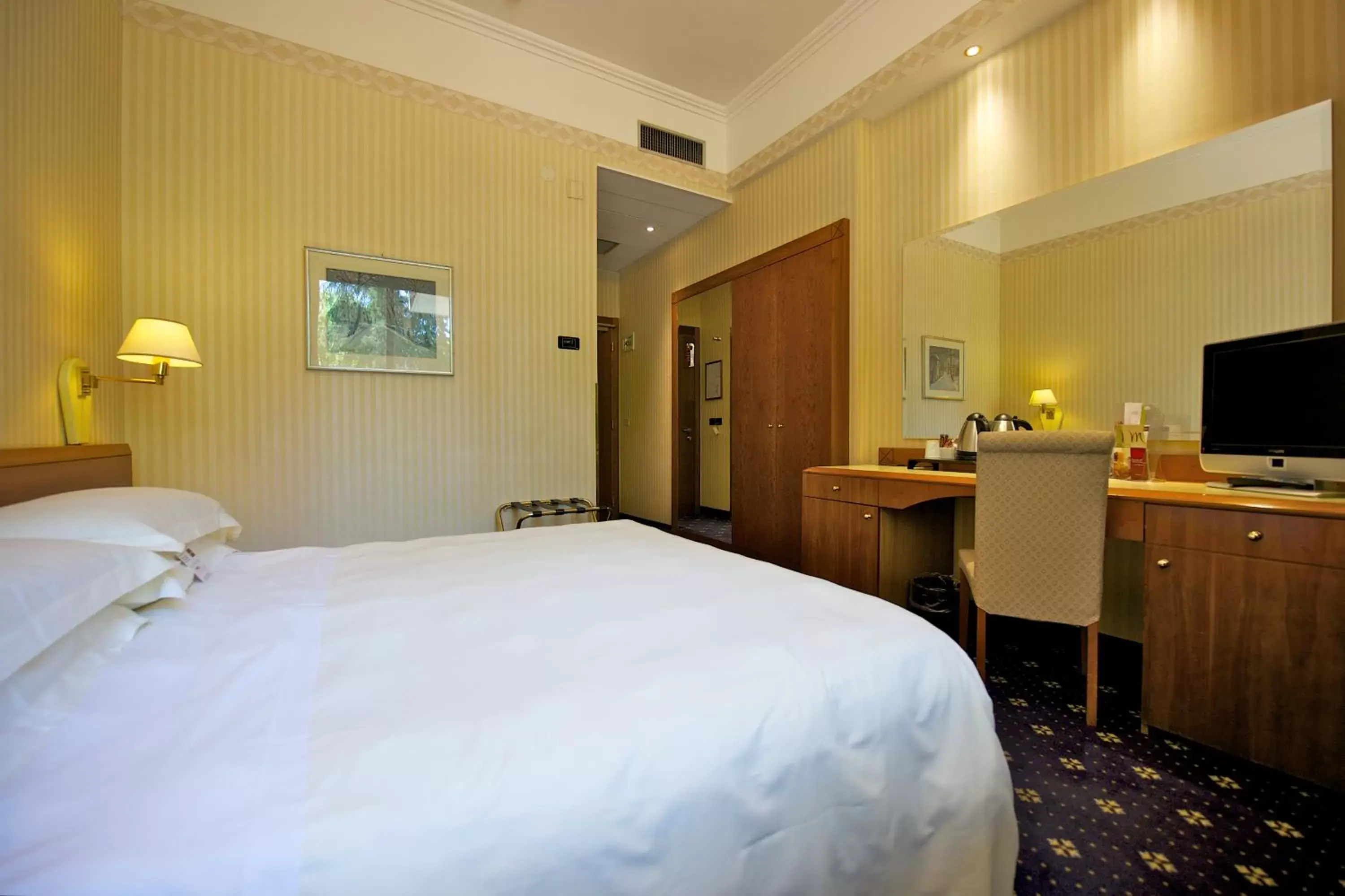 Photo of the whole room, Bed in Mercure Reggio Emilia Centro Astoria