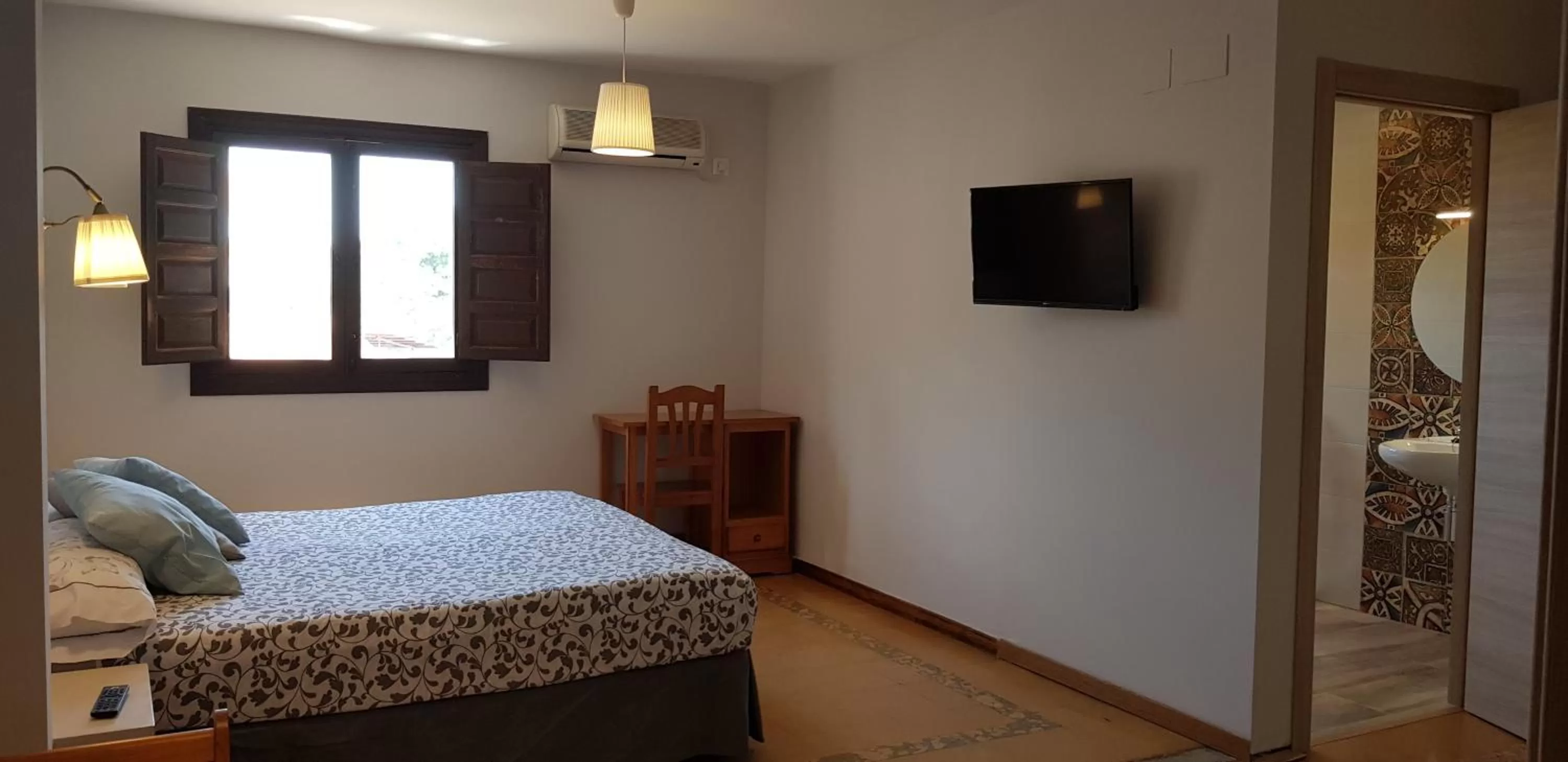 Bathroom, Bed in Hotel Judería Valle del Jerte