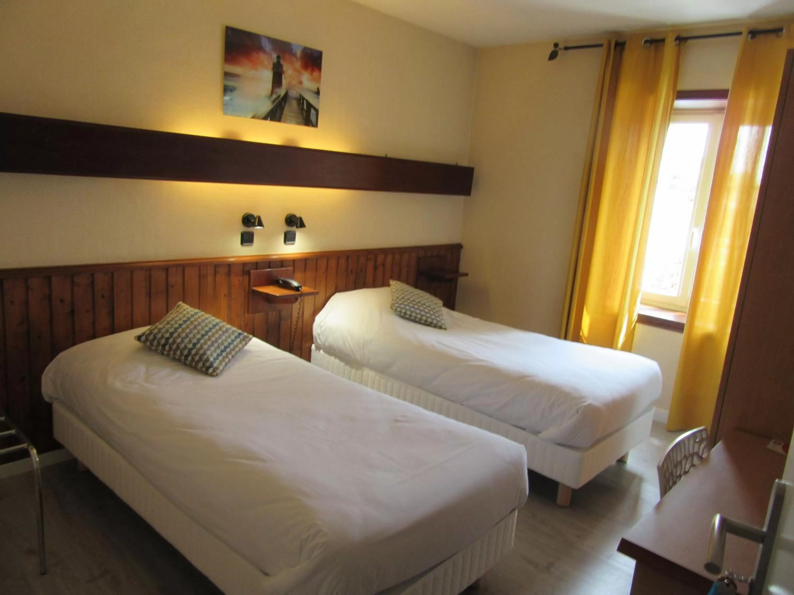 Bed in Contact Hotel de France