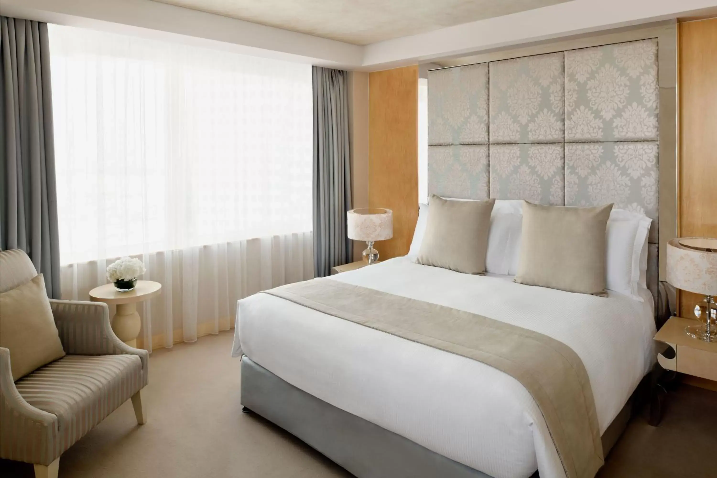 Bedroom, Bed in Crowne Plaza Dubai Festival City