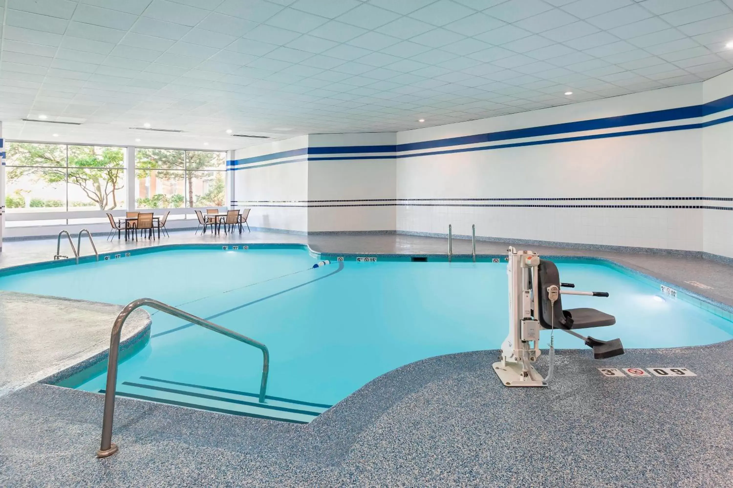 Swimming Pool in Four Points by Sheraton Chicago O'Hare