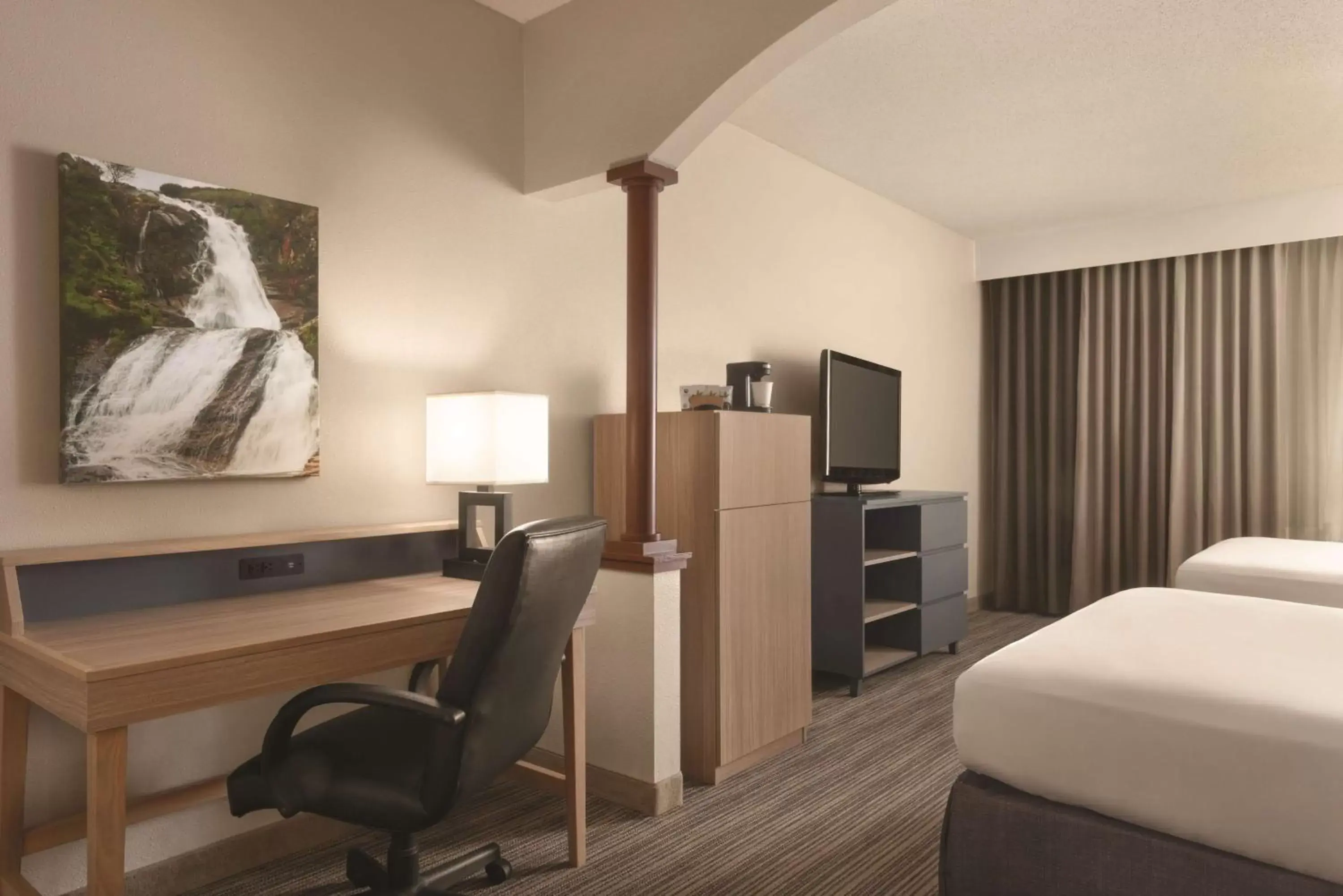 Photo of the whole room, TV/Entertainment Center in Country Inn & Suites by Radisson, Eagan, MN