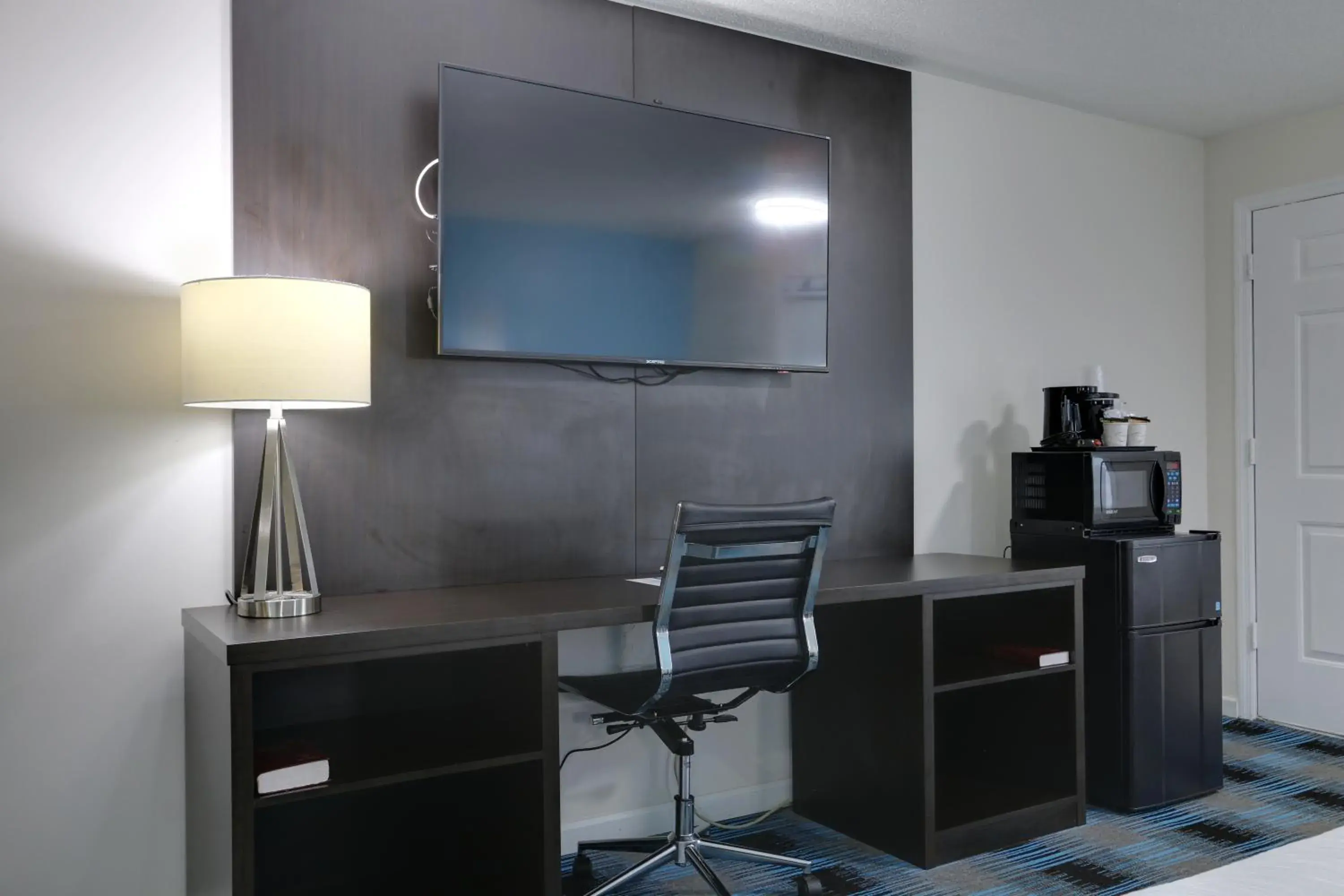 TV and multimedia, TV/Entertainment Center in Travelodge by Wyndham Calhoun South I-75