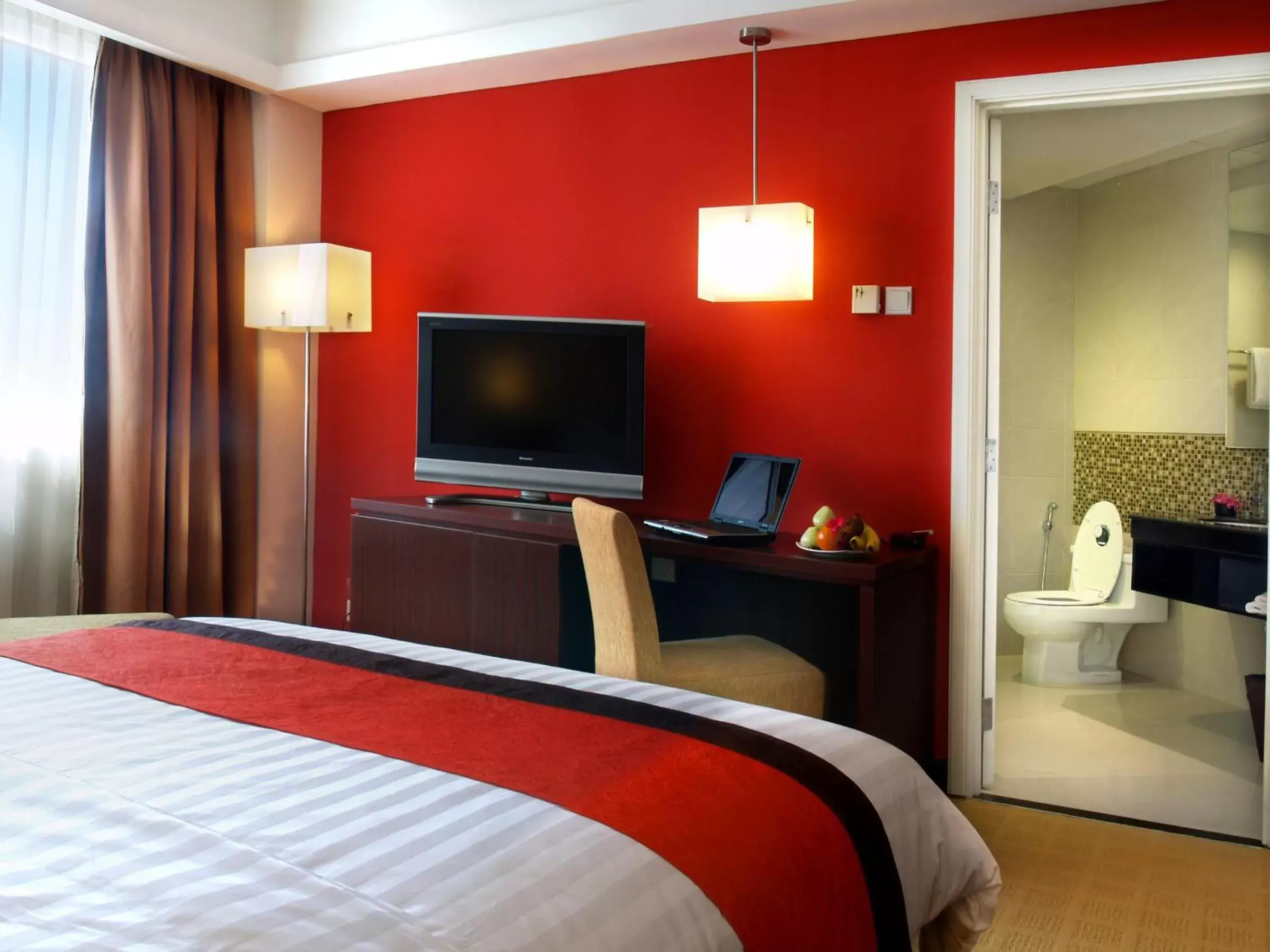 Bedroom, TV/Entertainment Center in Java Paragon Hotel & Residences