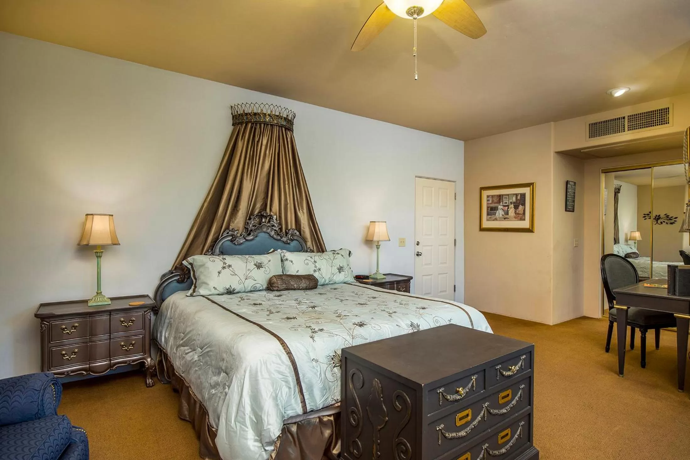 Bed in Alma De Sedona Inn B&B