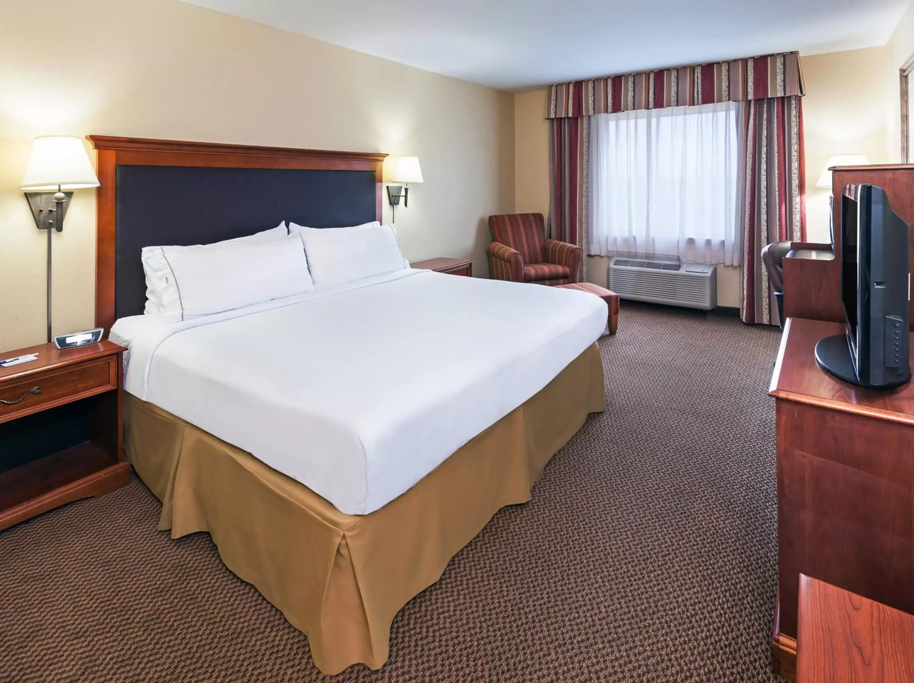 Photo of the whole room, Bed in Holiday Inn Express & Suites - Laredo-Event Center Area, an IHG Hotel