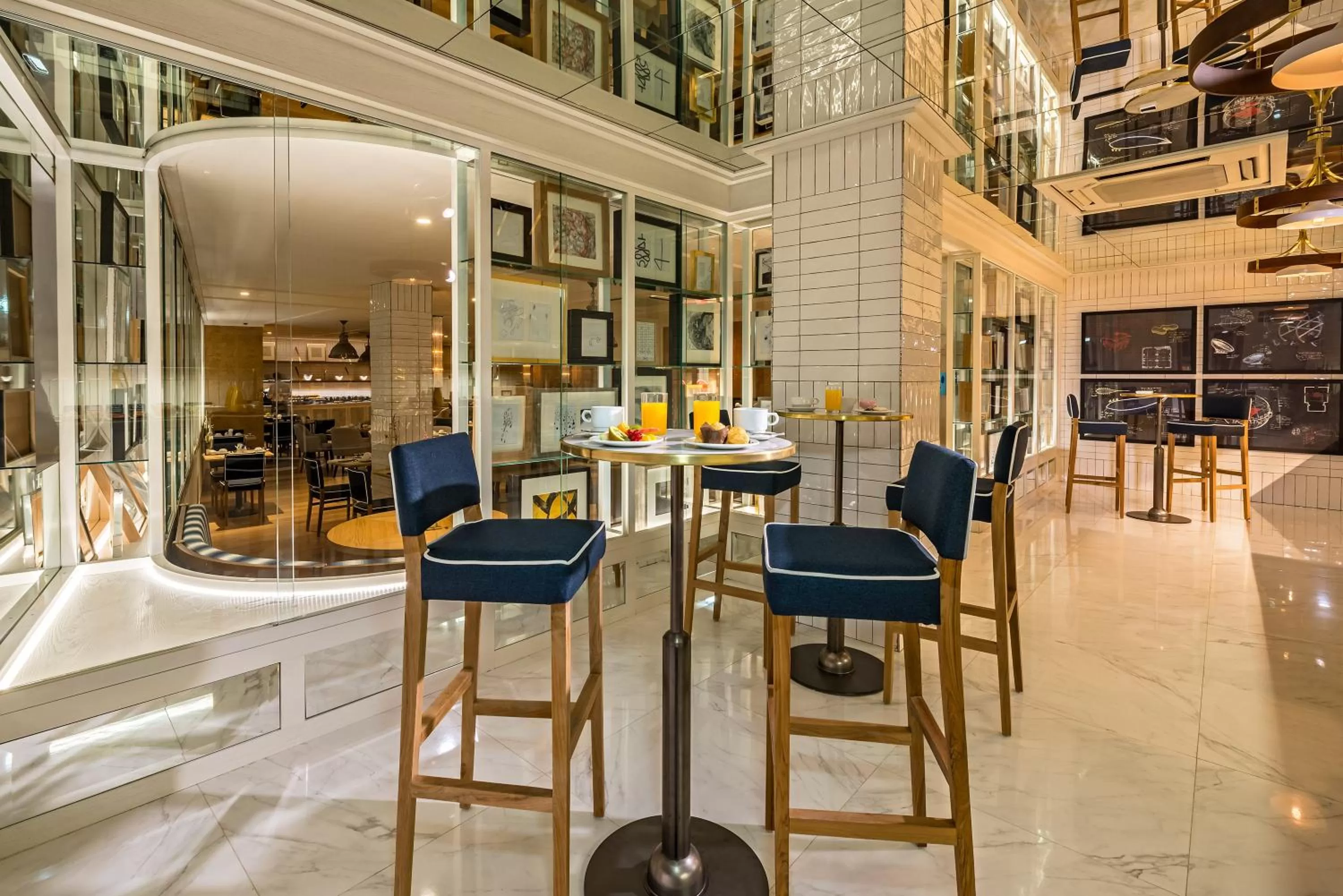 Restaurant/places to eat in H10 Puerta de Alcalá 4 Sup