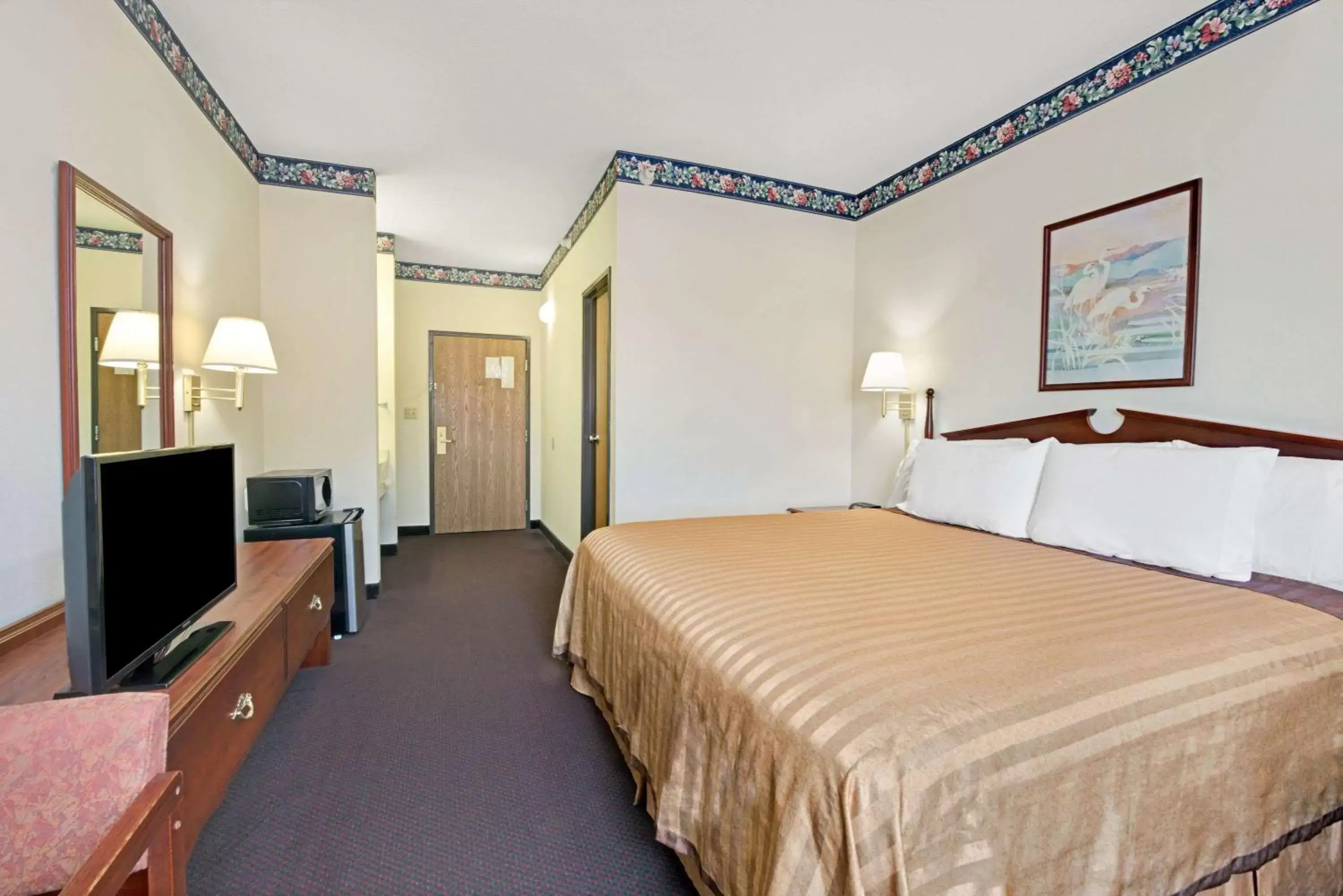 Photo of the whole room, Bed in Travelodge by Wyndham St. Louis