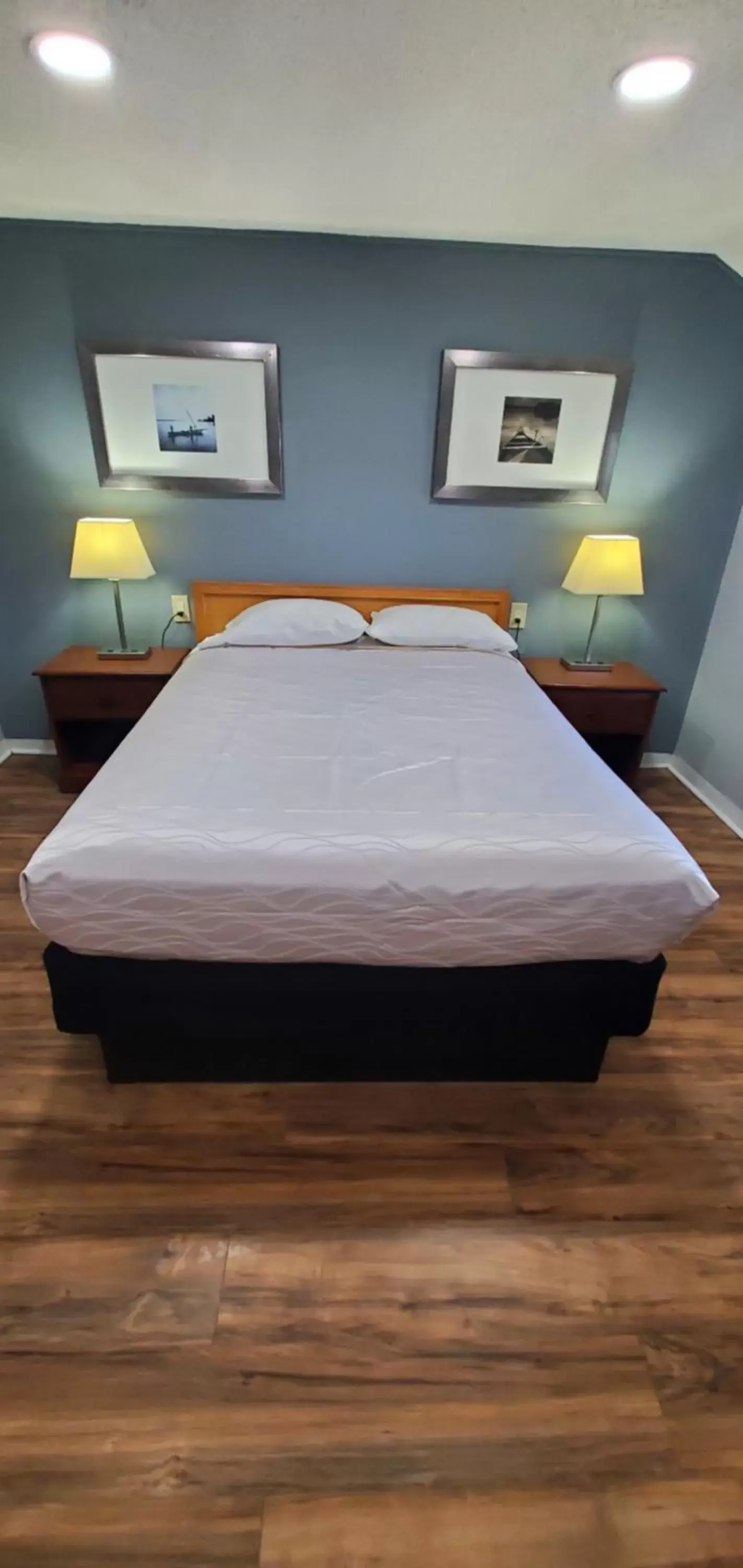 Bed in Travelers Inn