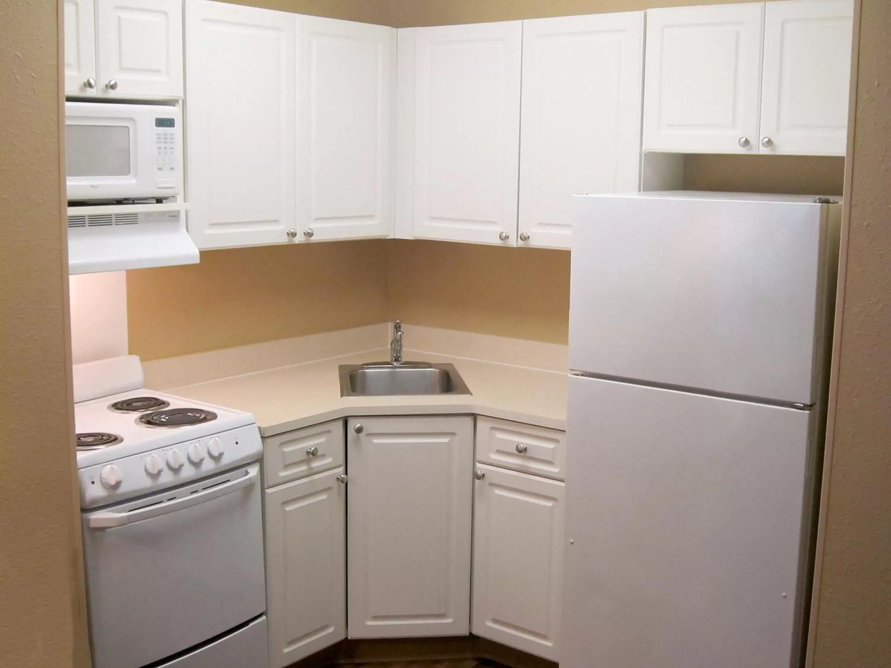 Kitchen or kitchenette, Kitchen/Kitchenette in Extended Stay America Suites - Richmond - W Broad Street - Glenside - North