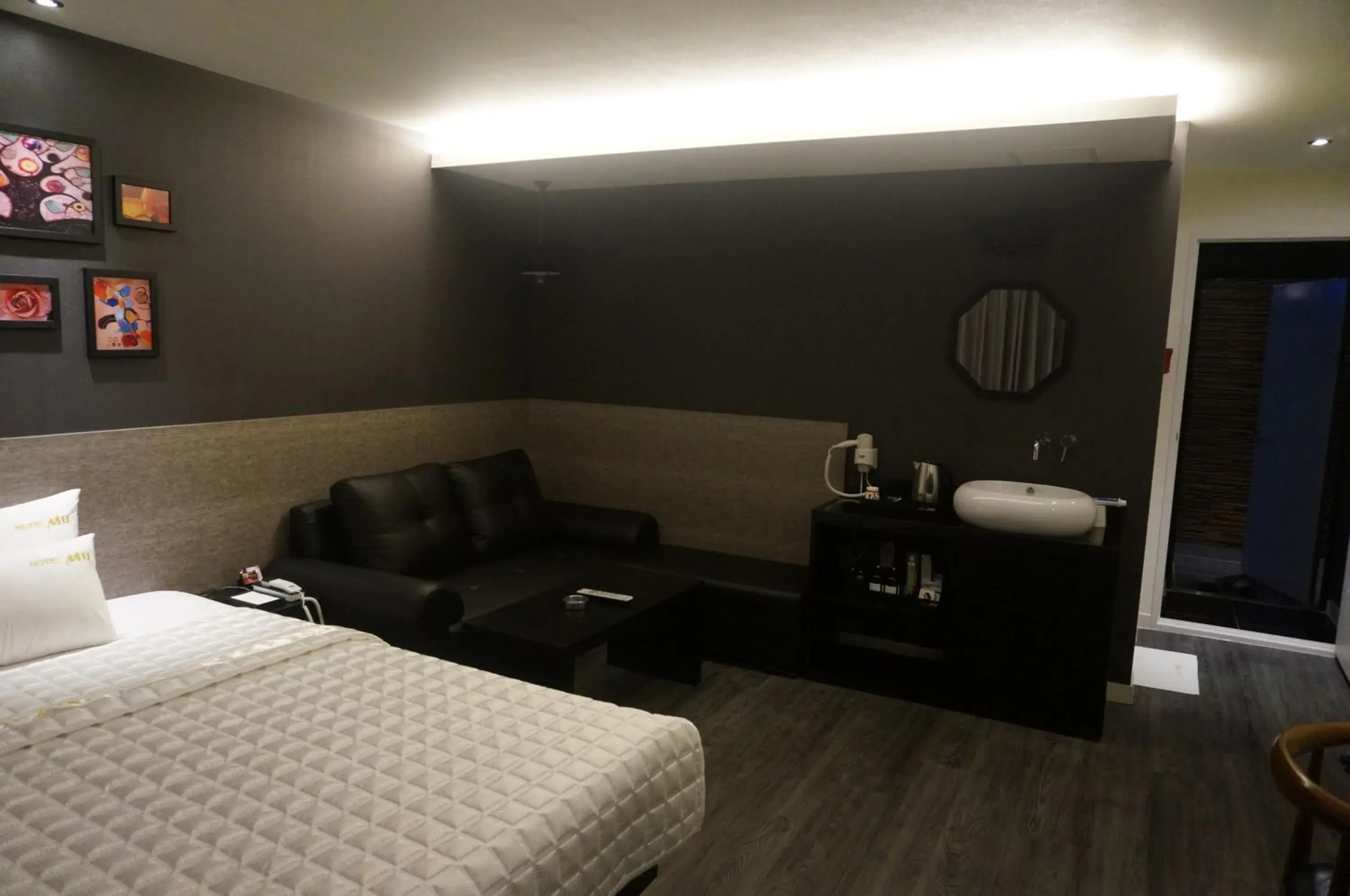 Bedroom, Seating Area in Mu Hotel