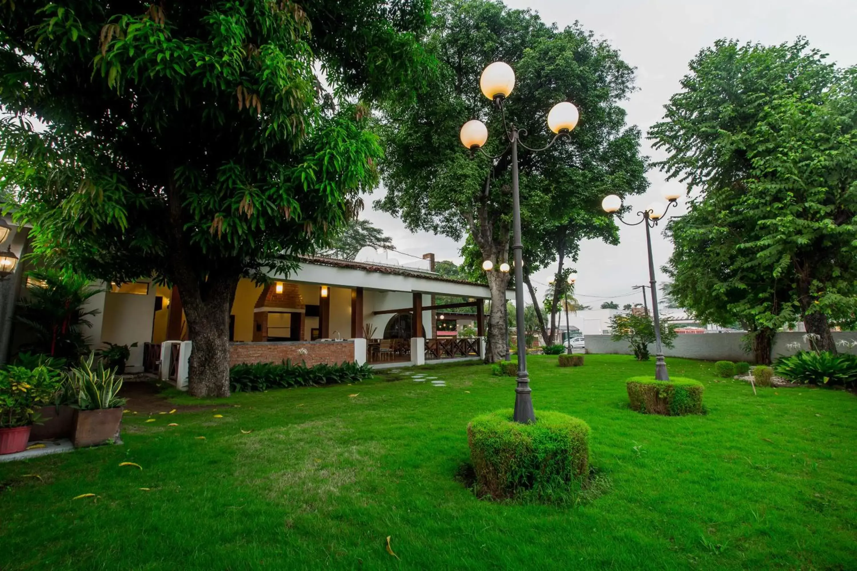 Property building, Garden in Best Western Las Mercedes Airport