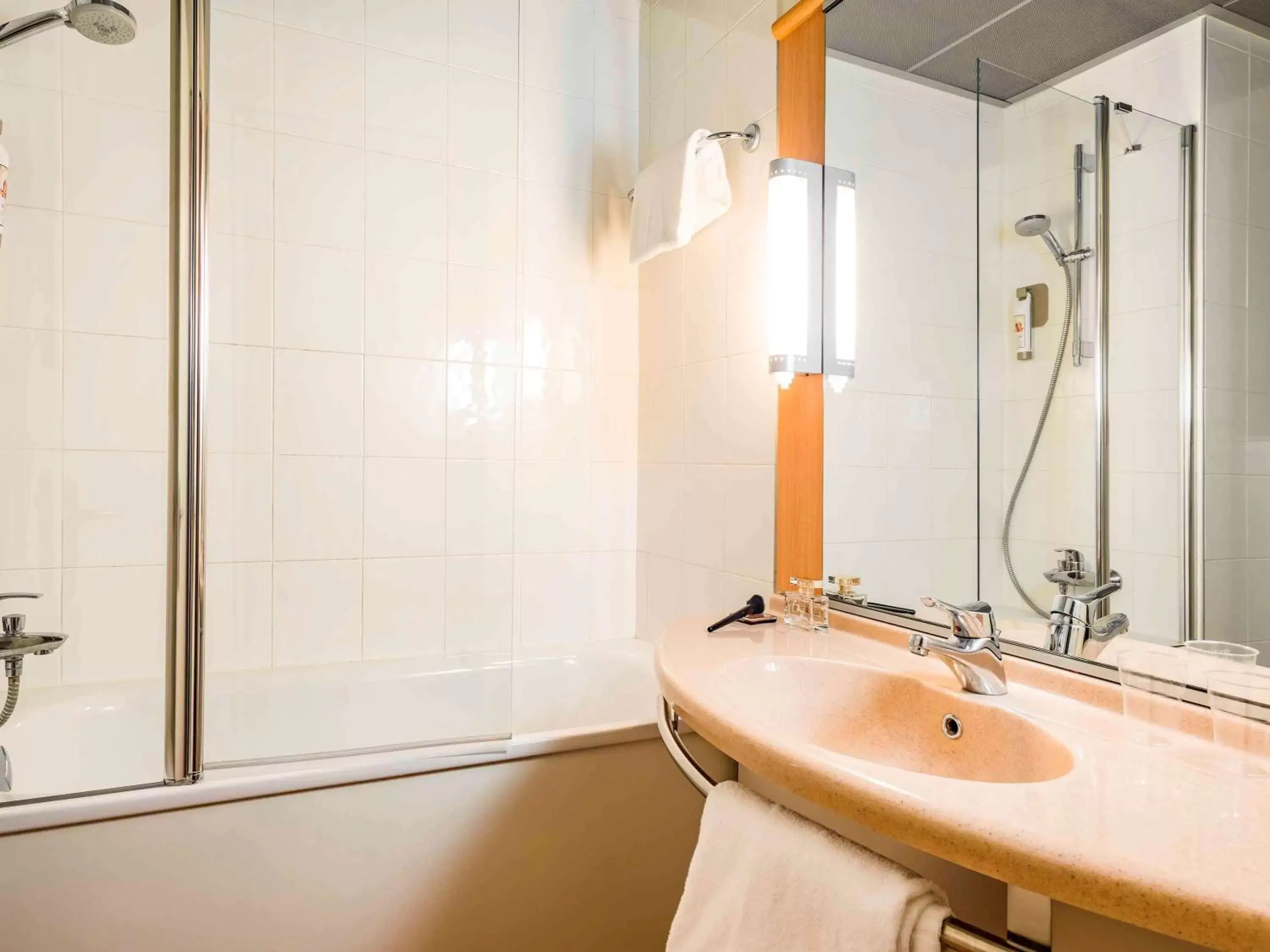 Photo of the whole room, Bathroom in Hotel Ibis Milano Ca' Granda