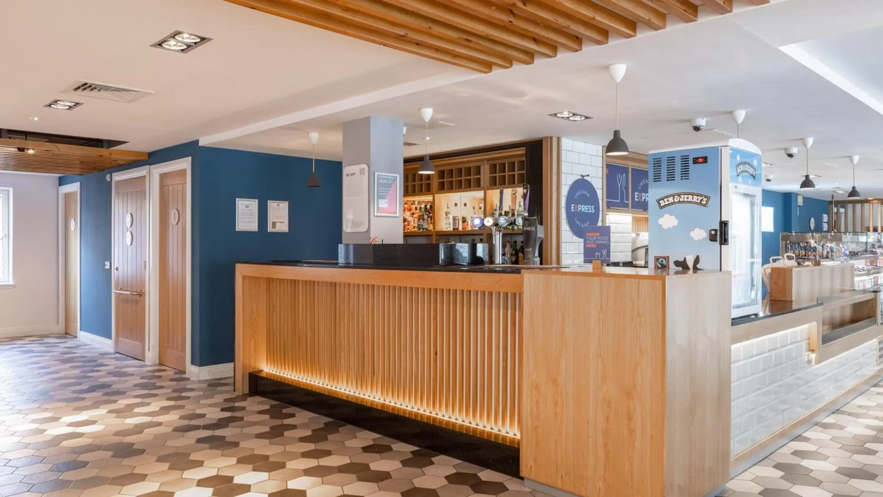Lounge or bar, Lobby/Reception in Holiday Inn Express Aberdeen City Centre, an IHG Hotel