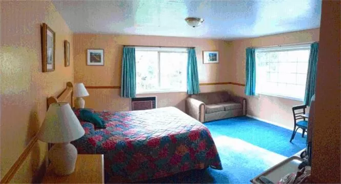 Photo of the whole room, Bed in Strawberry Inn