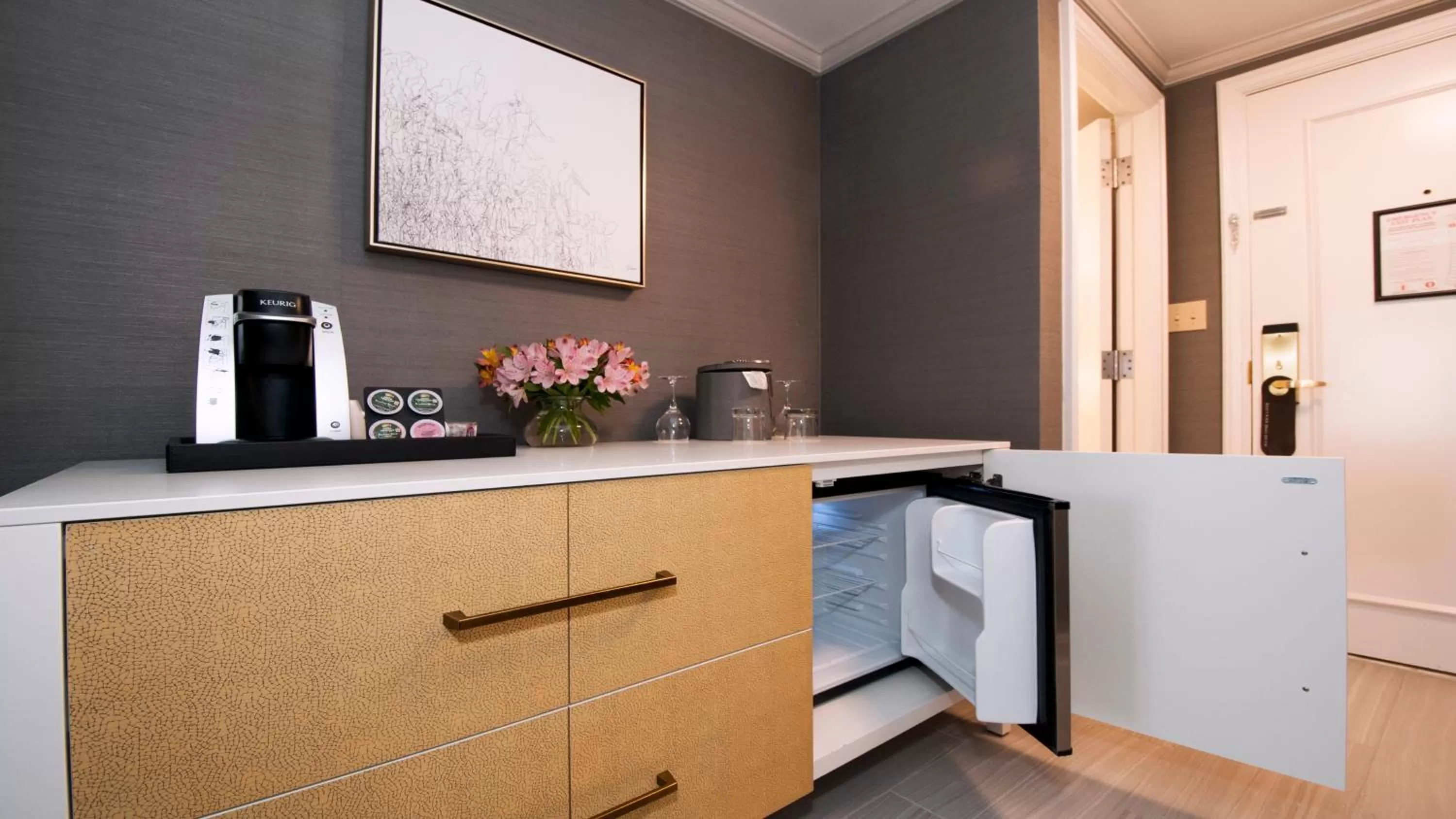 Coffee/tea facilities in InterContinental Kansas City at the Plaza by IHG