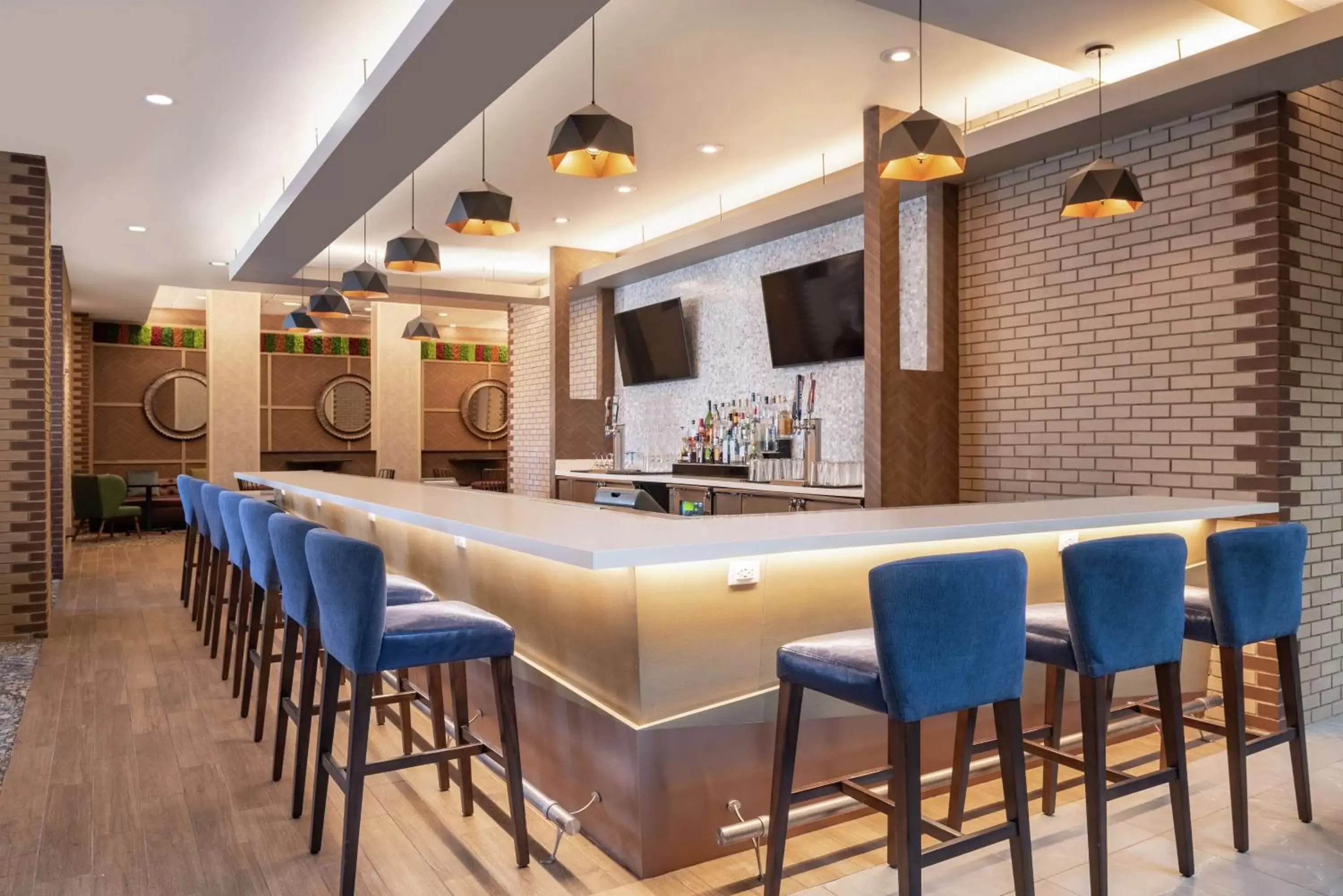 Lounge or bar in Embassy Suites by Hilton Cleveland Rockside Lounge or bar in Embassy Suites by Hilton Cleveland Rockside