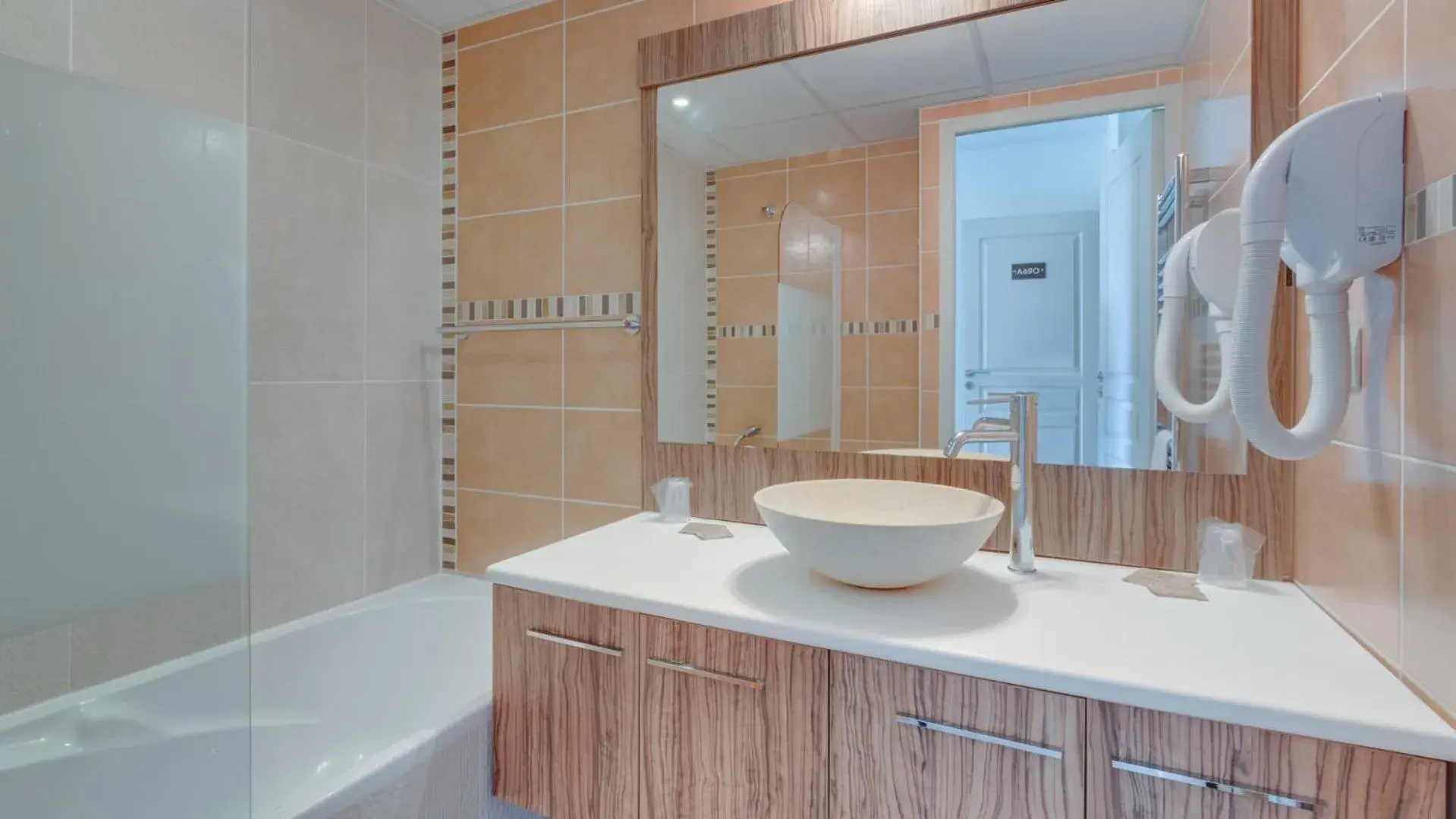 Double or Twin Room in Vacancéole – Le Domaine de Camiole Double or Twin Room in Vacancéole – Le Domaine de Camiole